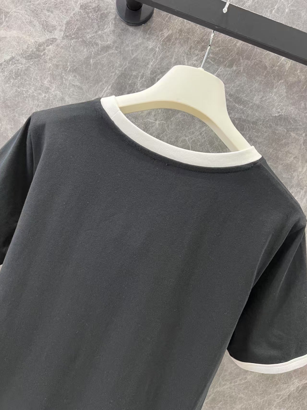 T-shirt à manches courtes et col ras du cou brodé