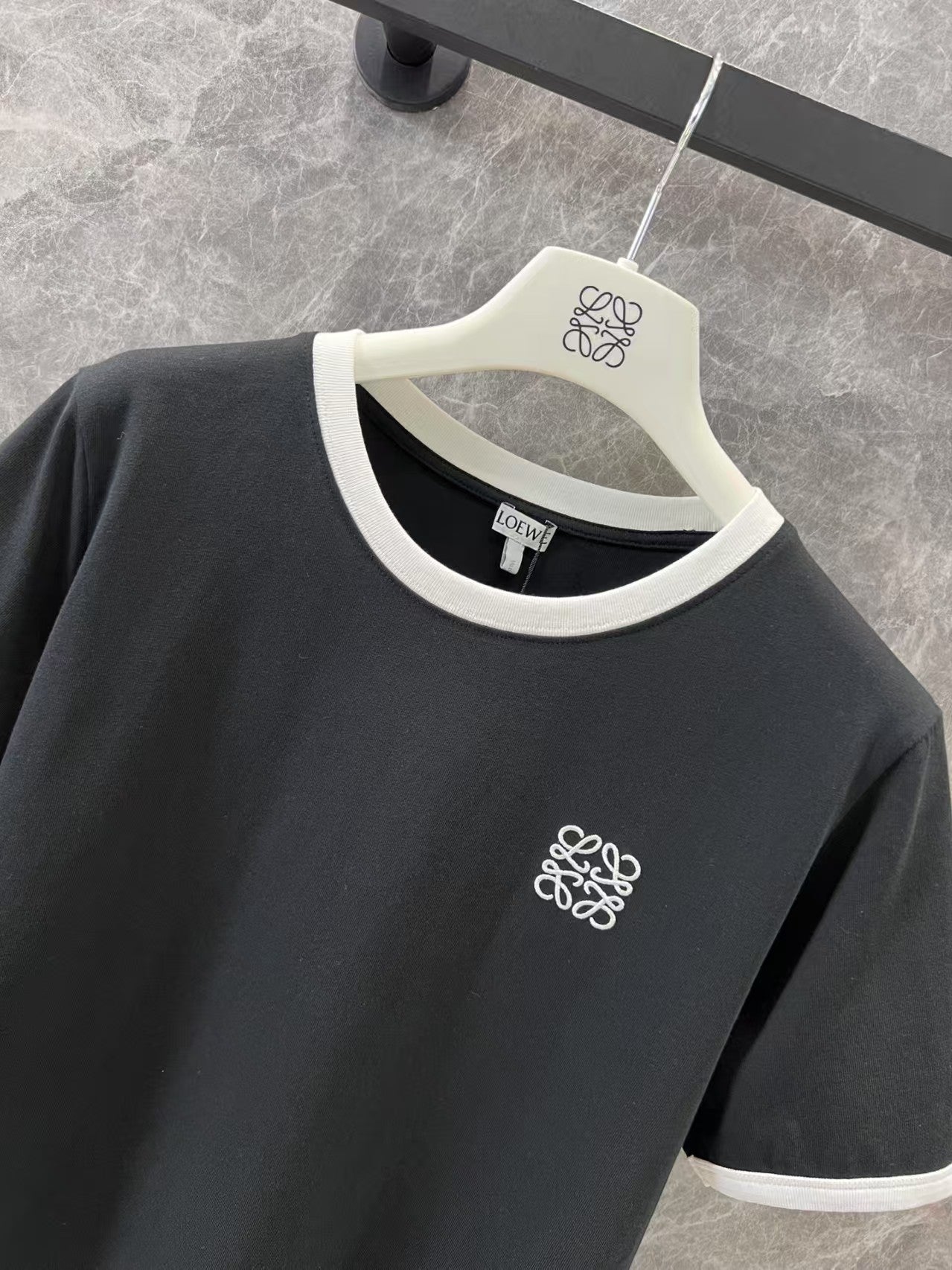 T-shirt à manches courtes et col ras du cou brodé