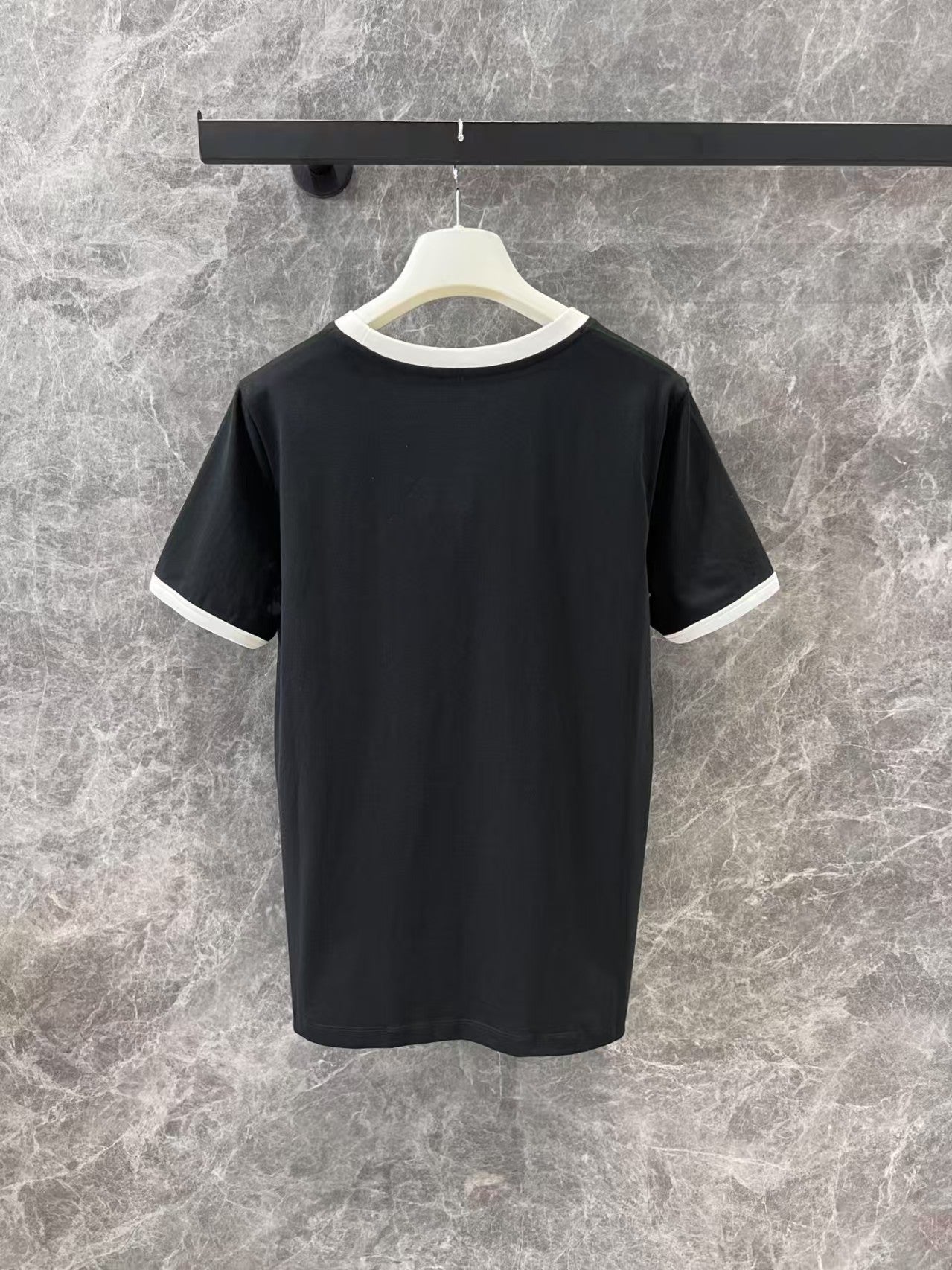 T-shirt à manches courtes et col ras du cou brodé