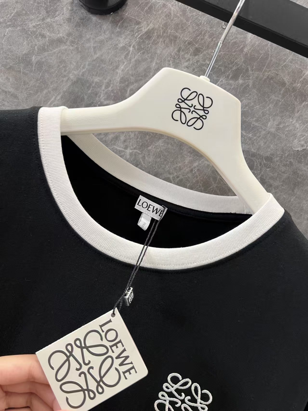 T-shirt à manches courtes et col ras du cou brodé