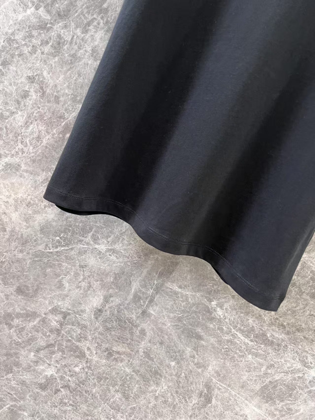 T-shirt à manches courtes et col ras du cou brodé