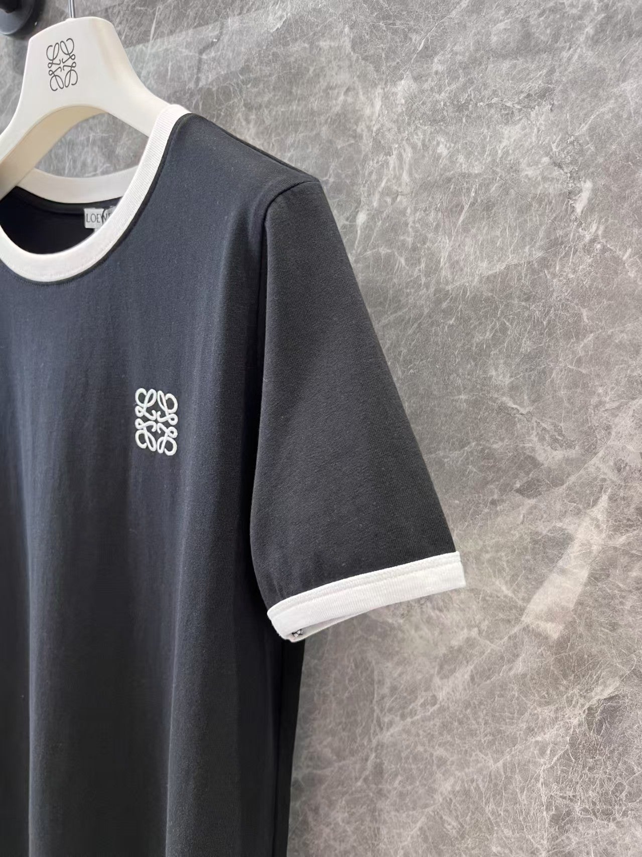 T-shirt à manches courtes et col ras du cou brodé