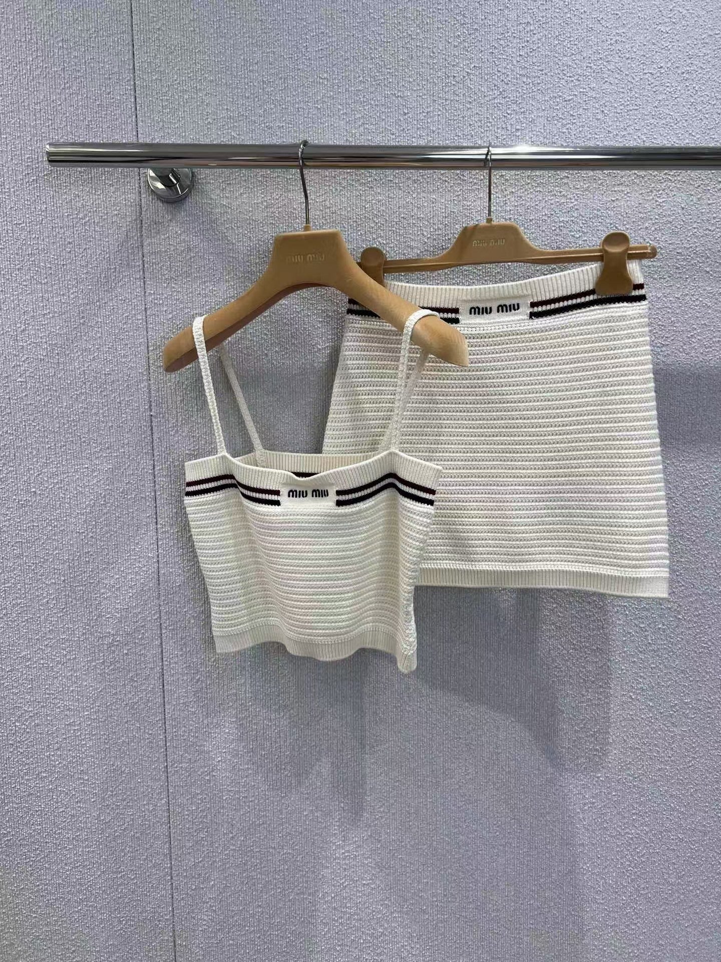 Gestrickte Hosenträger + Rock