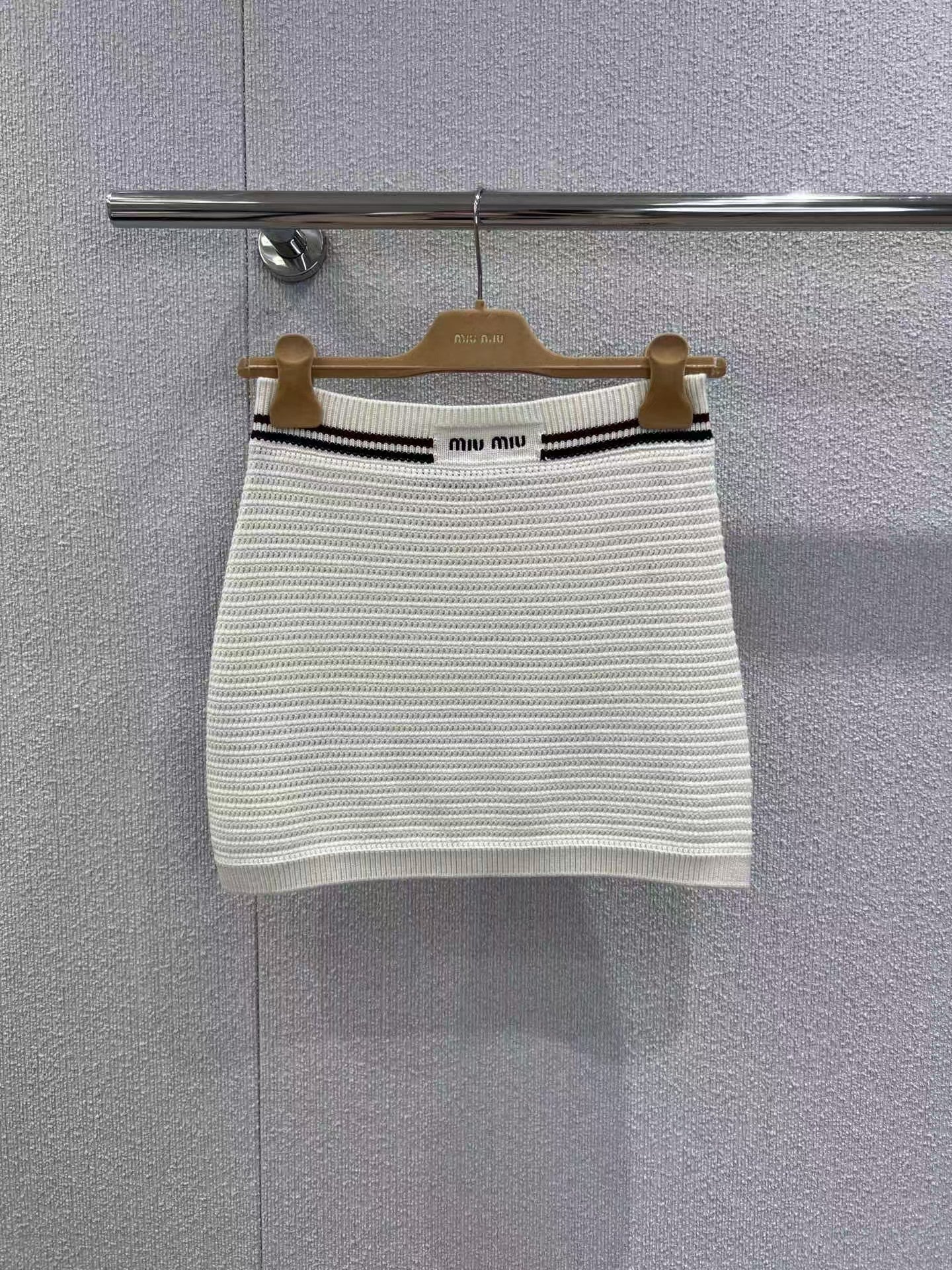 Gestrickte Hosenträger + Rock