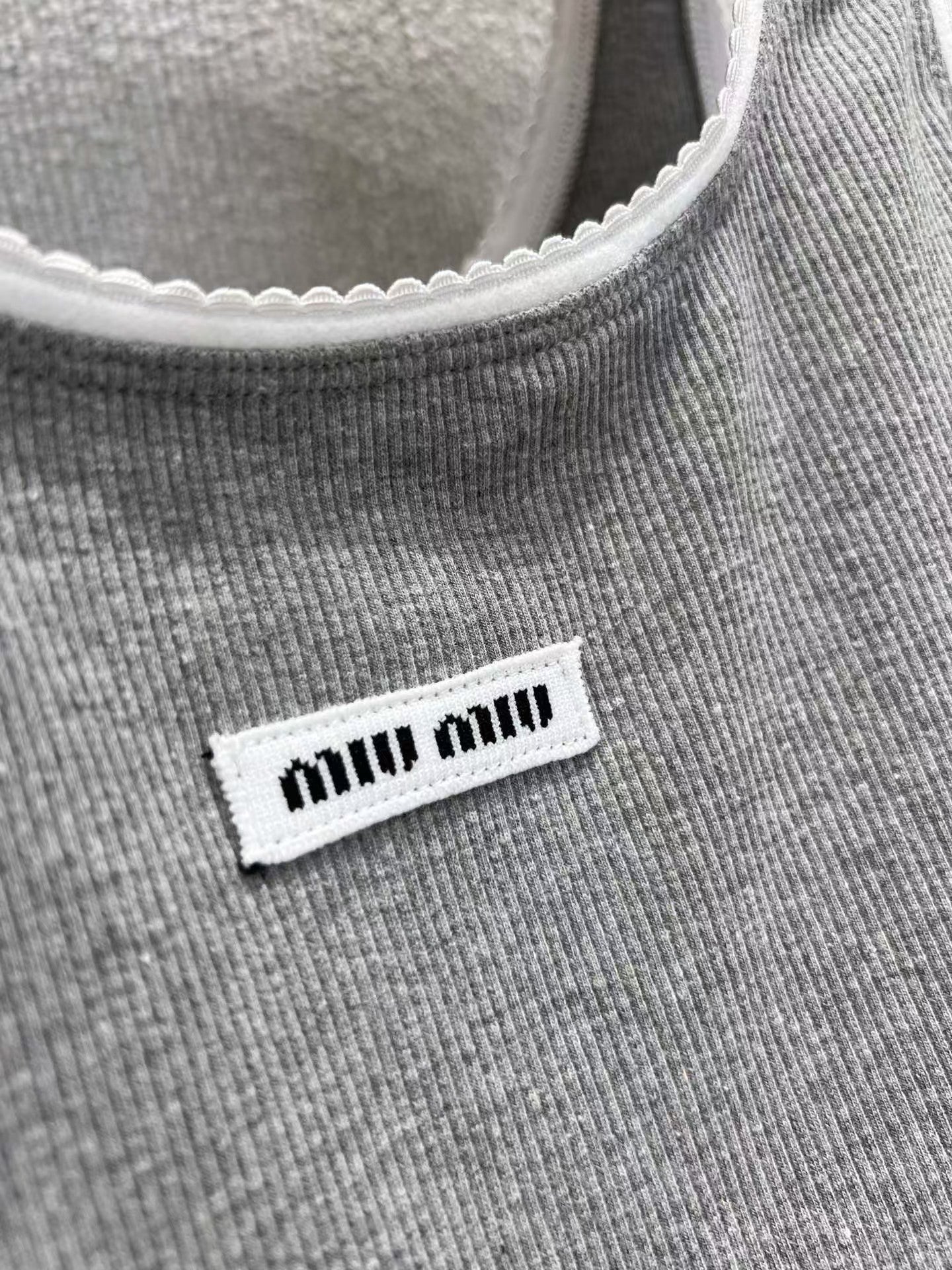 Weste aus Spitze mit Schriftzug