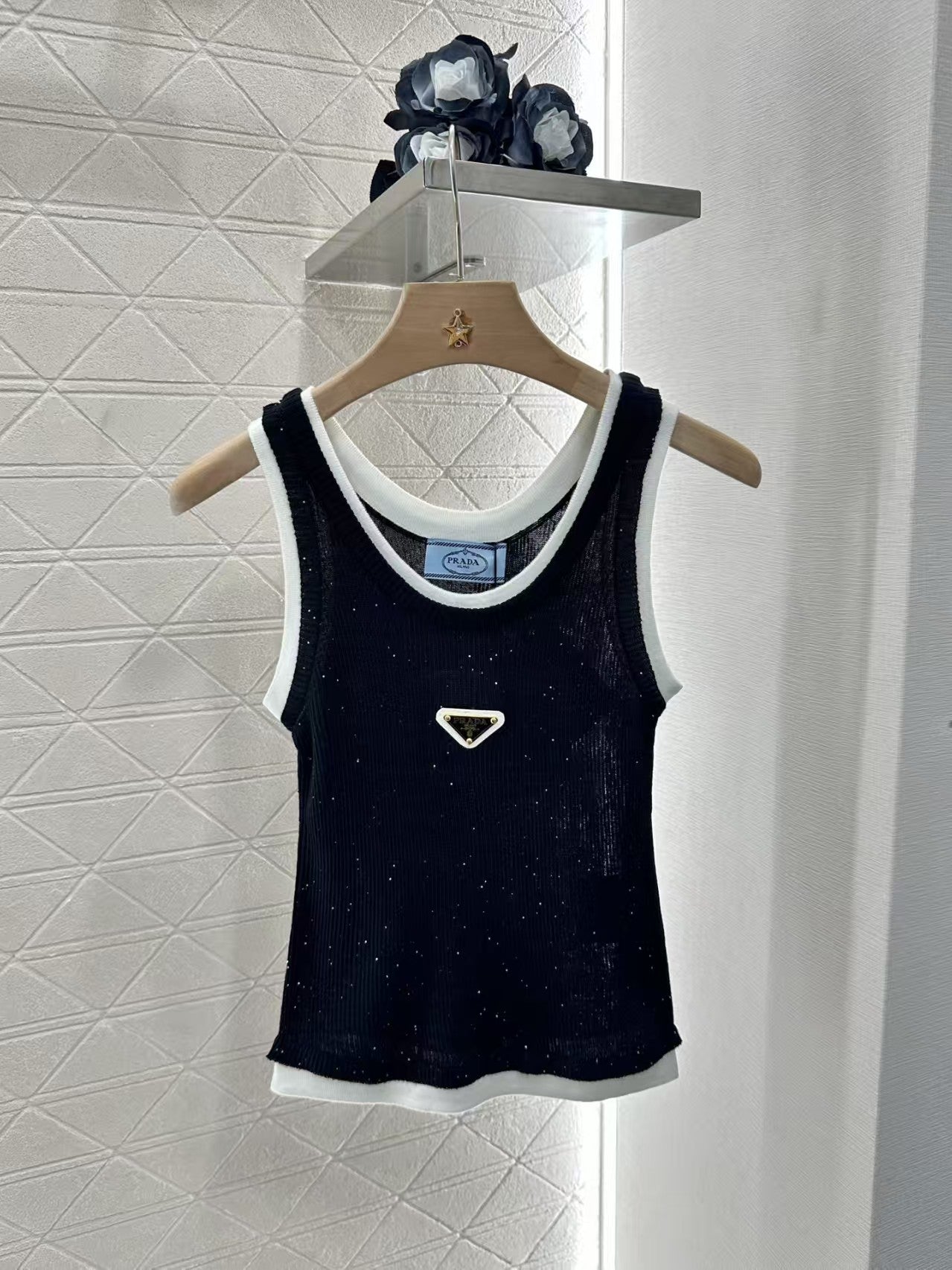 Fake two-piece knitted vest