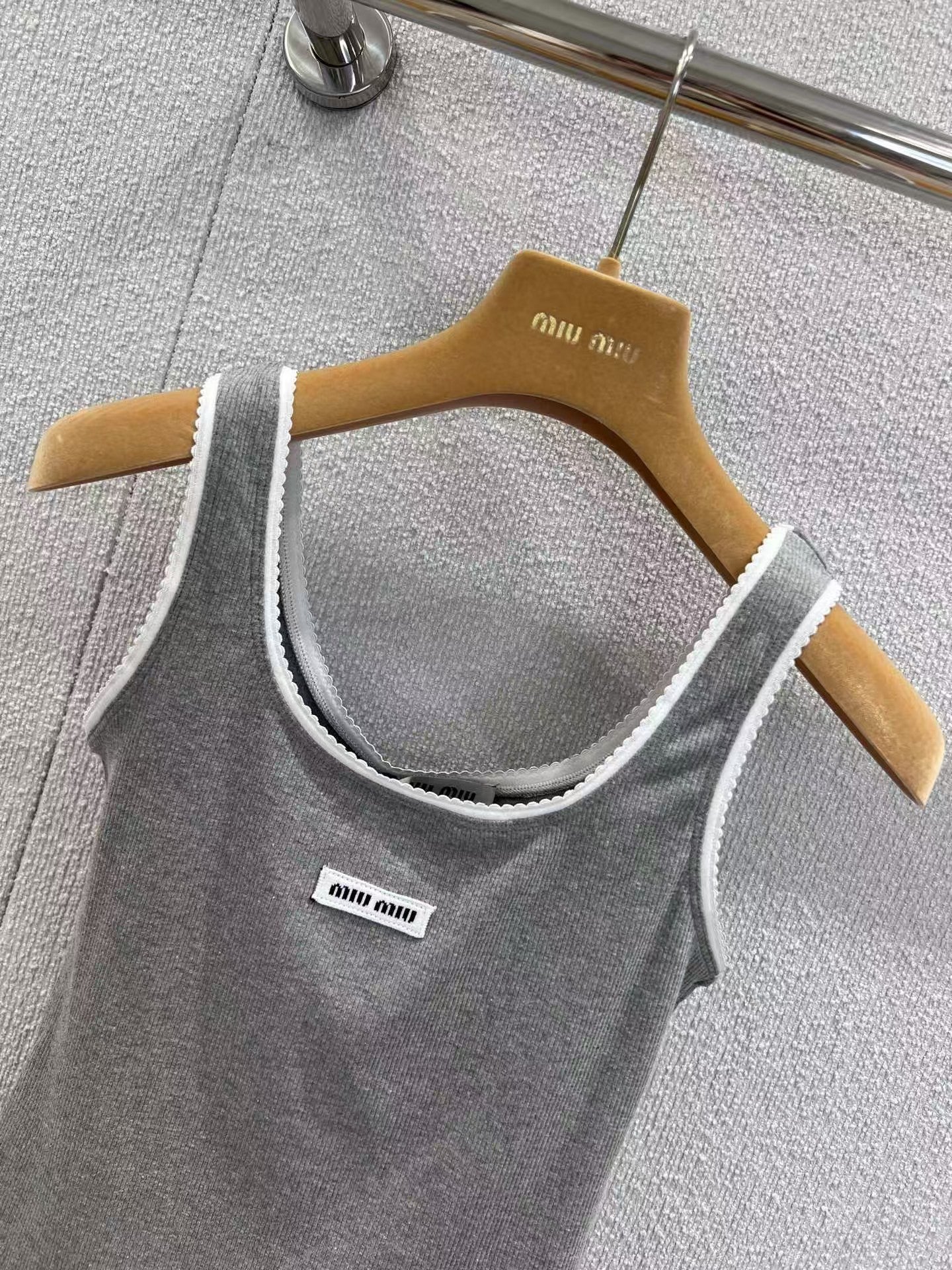 Weste aus Spitze mit Schriftzug