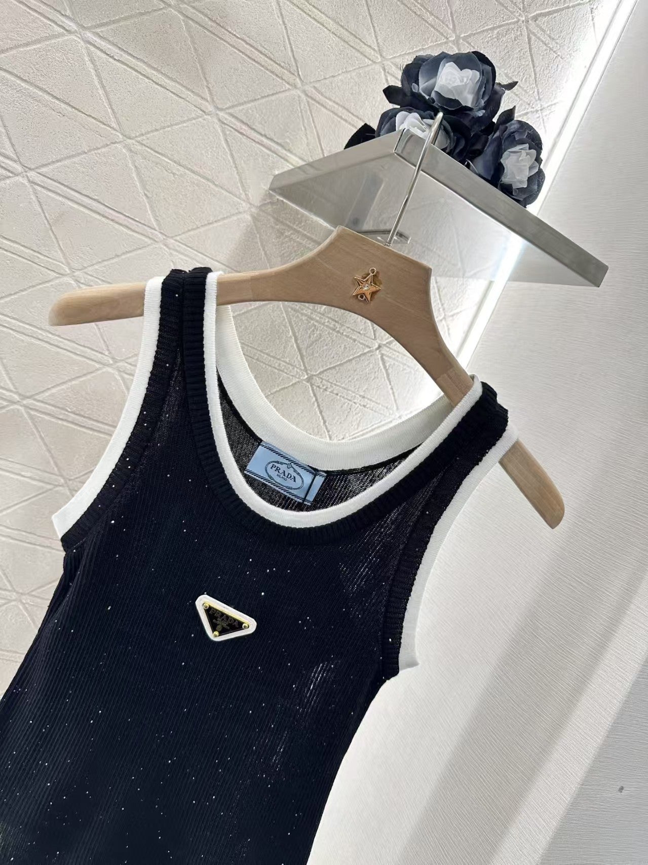 Fake two-piece knitted vest