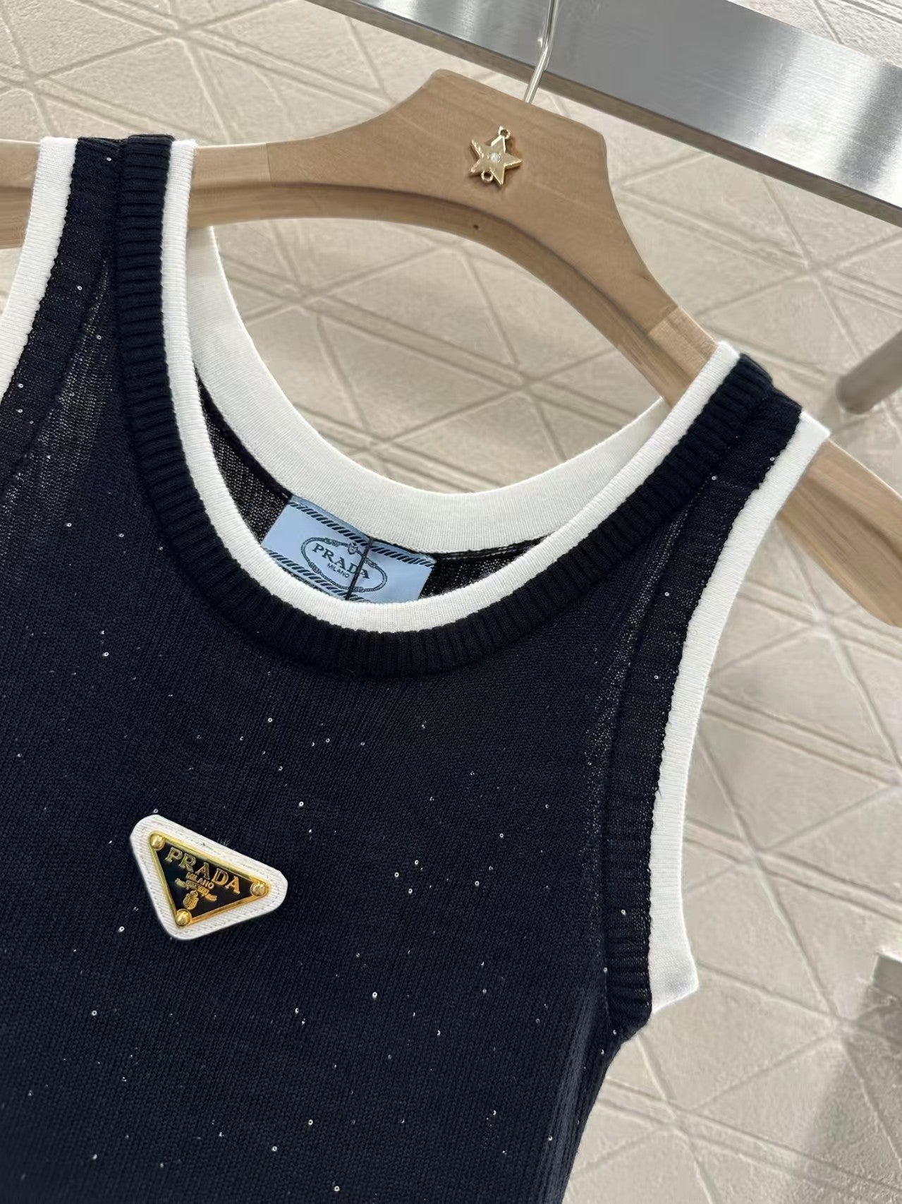 Fake two-piece knitted vest