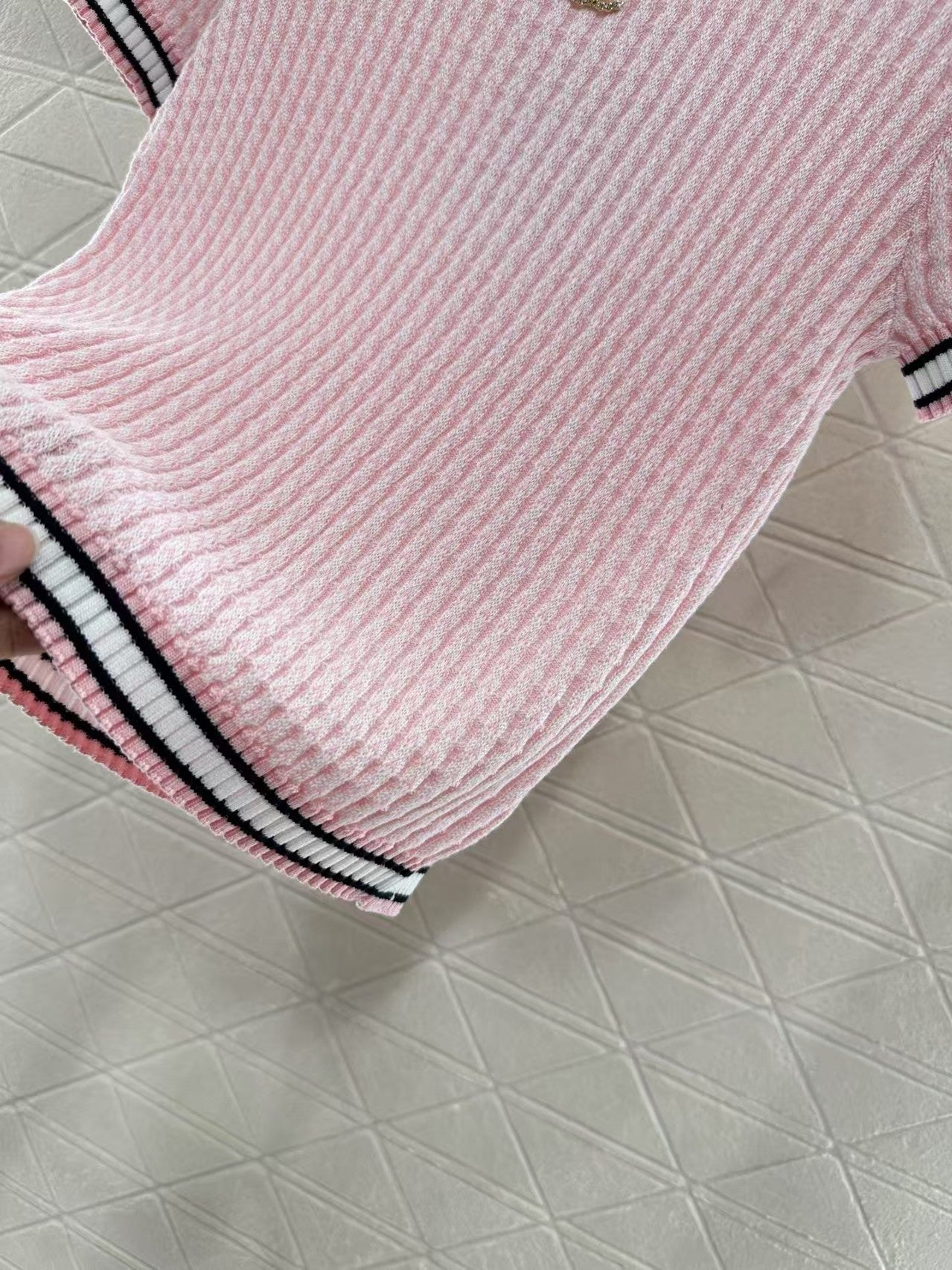 Pull ras du cou en tricot à manches courtes