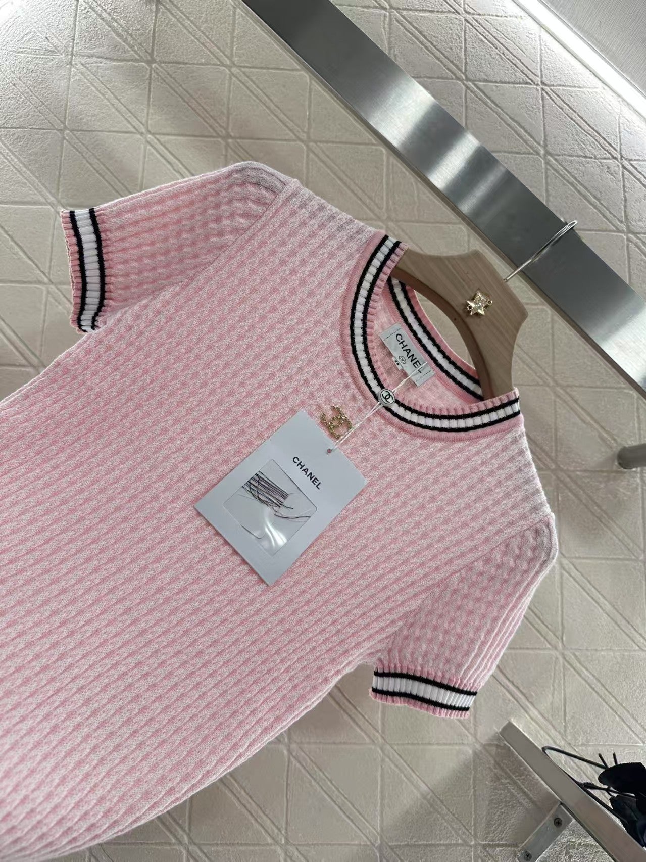 Pull ras du cou en tricot à manches courtes