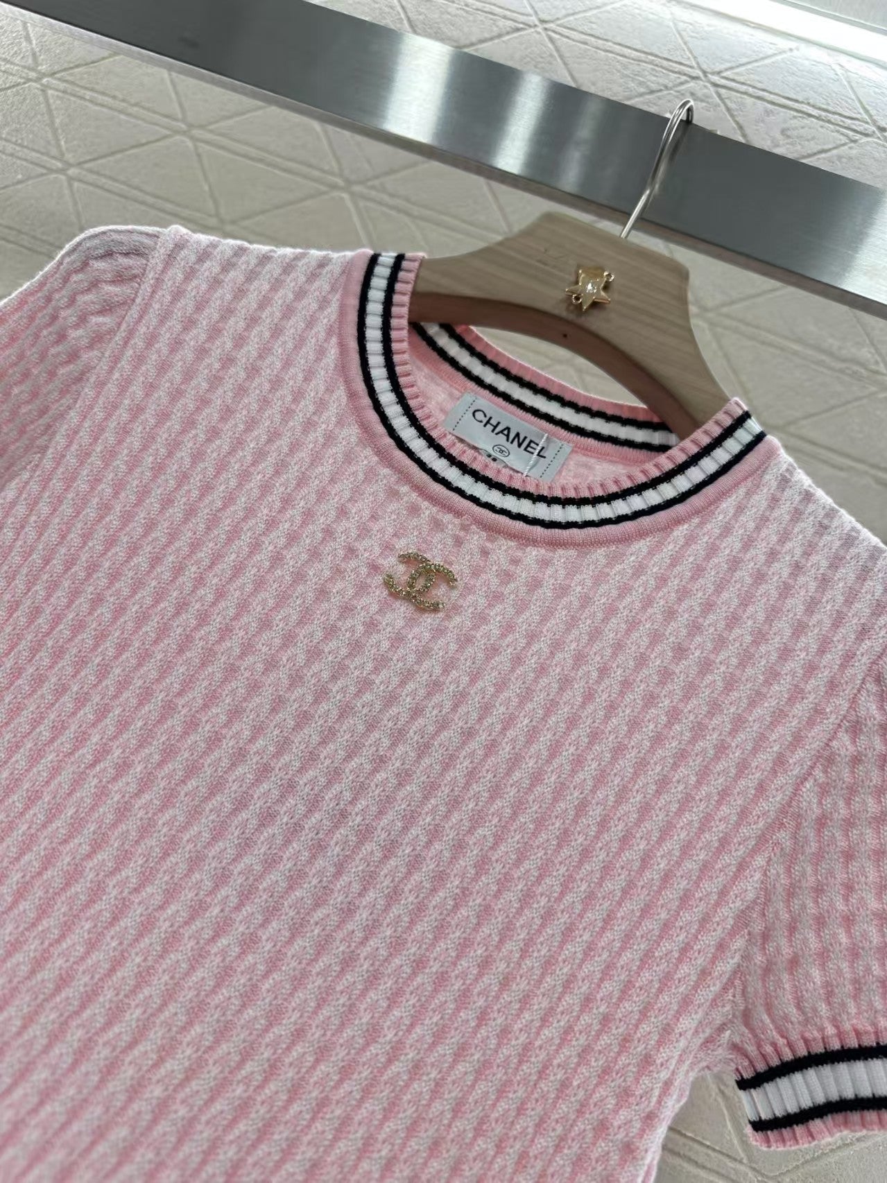 Pull ras du cou en tricot à manches courtes