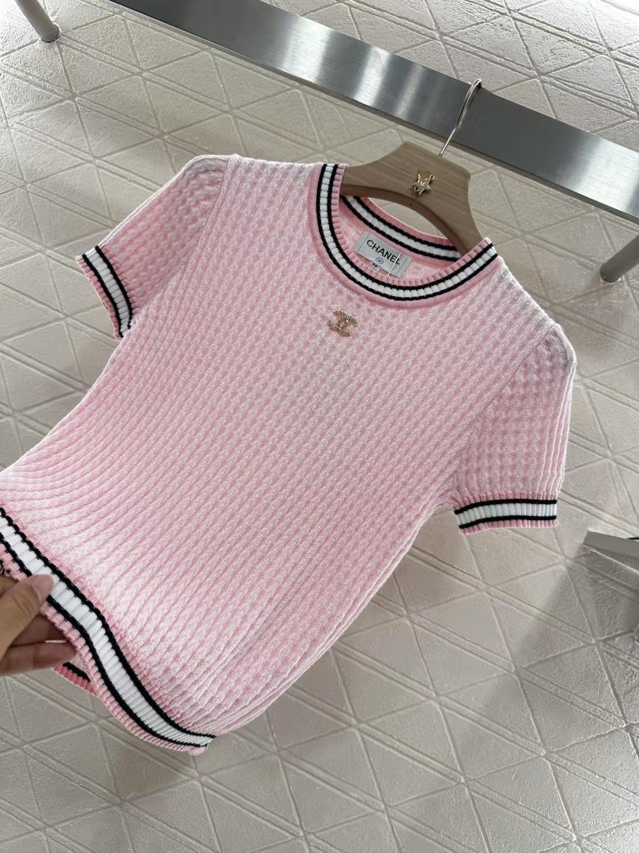 Pull ras du cou en tricot à manches courtes