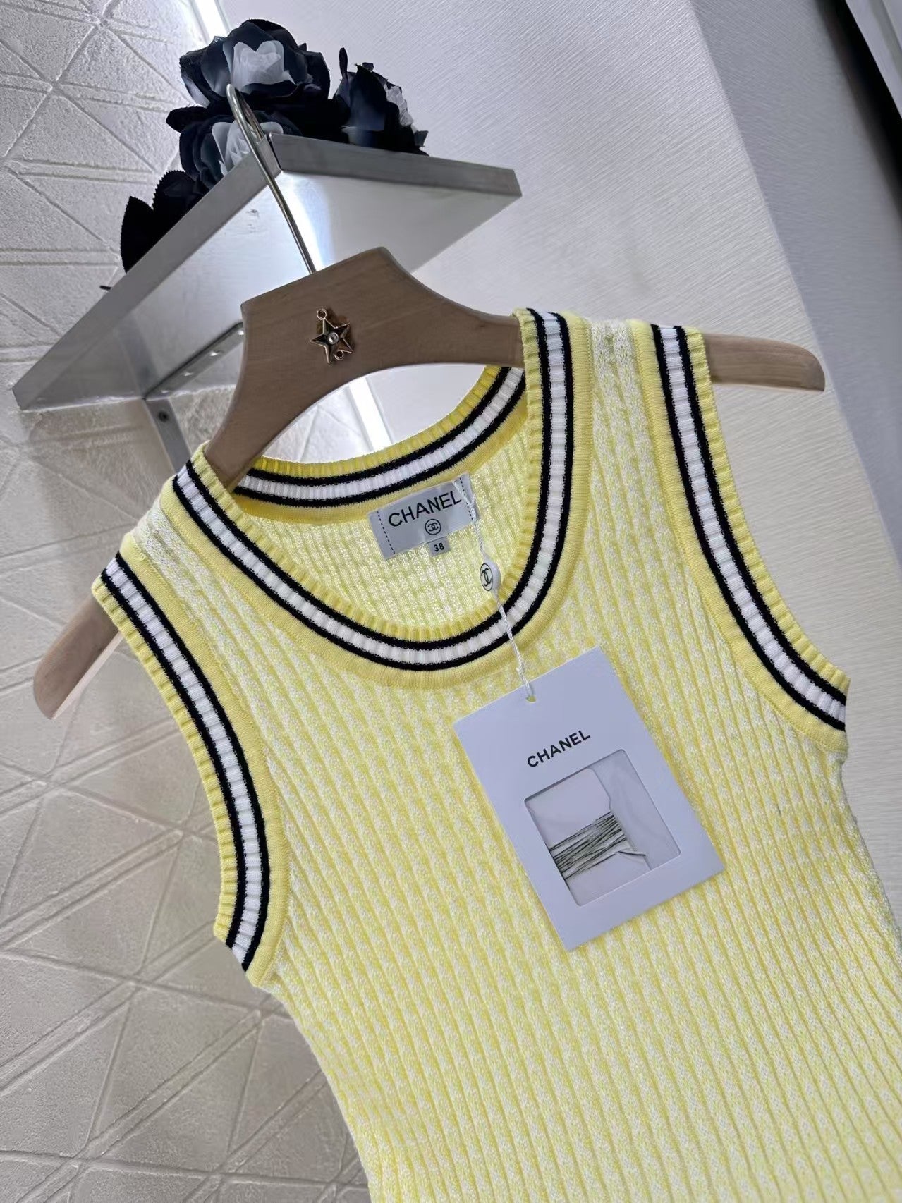 Strickweste mit Rundhalsausschnitt