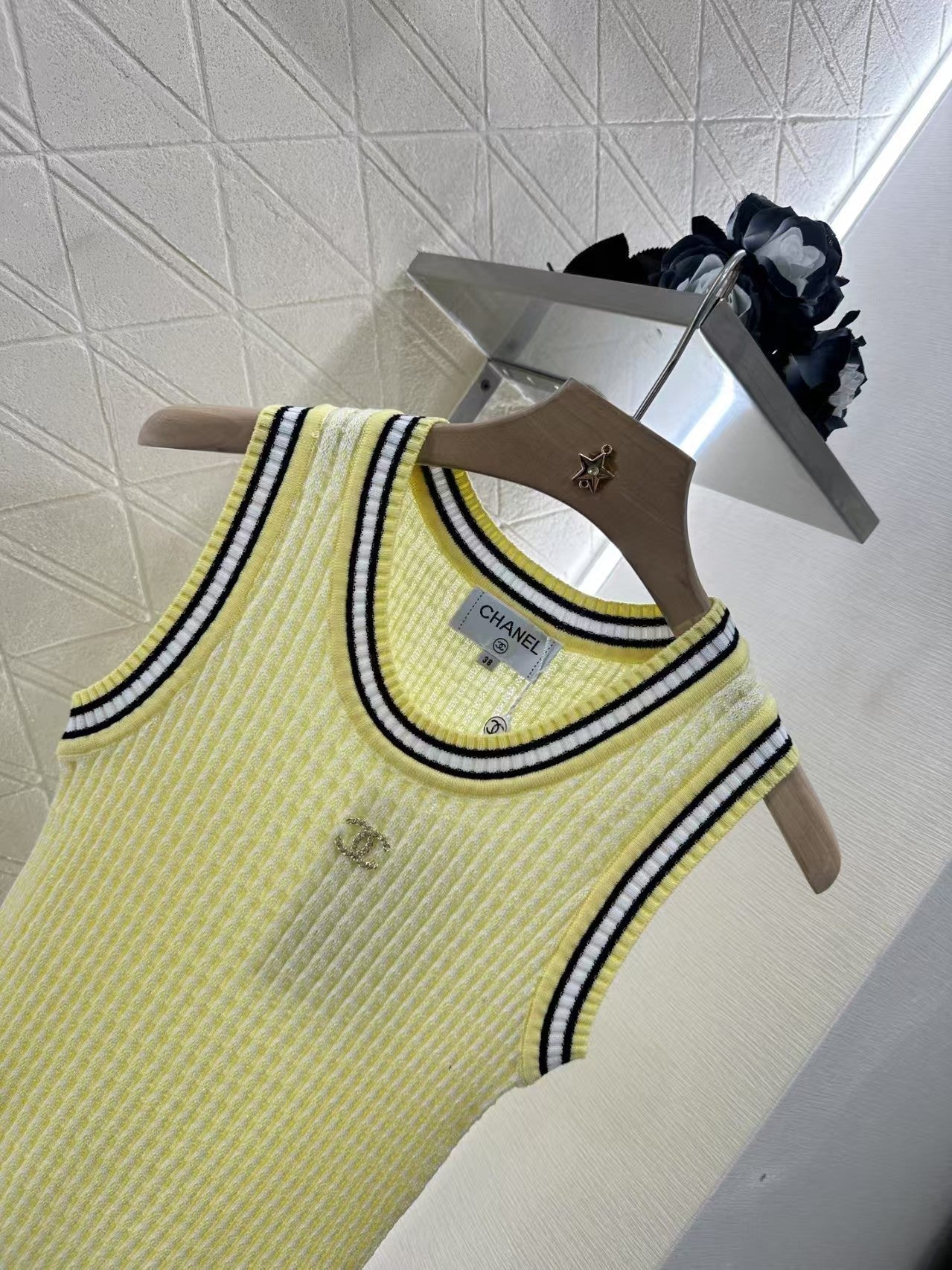 Strickweste mit Rundhalsausschnitt