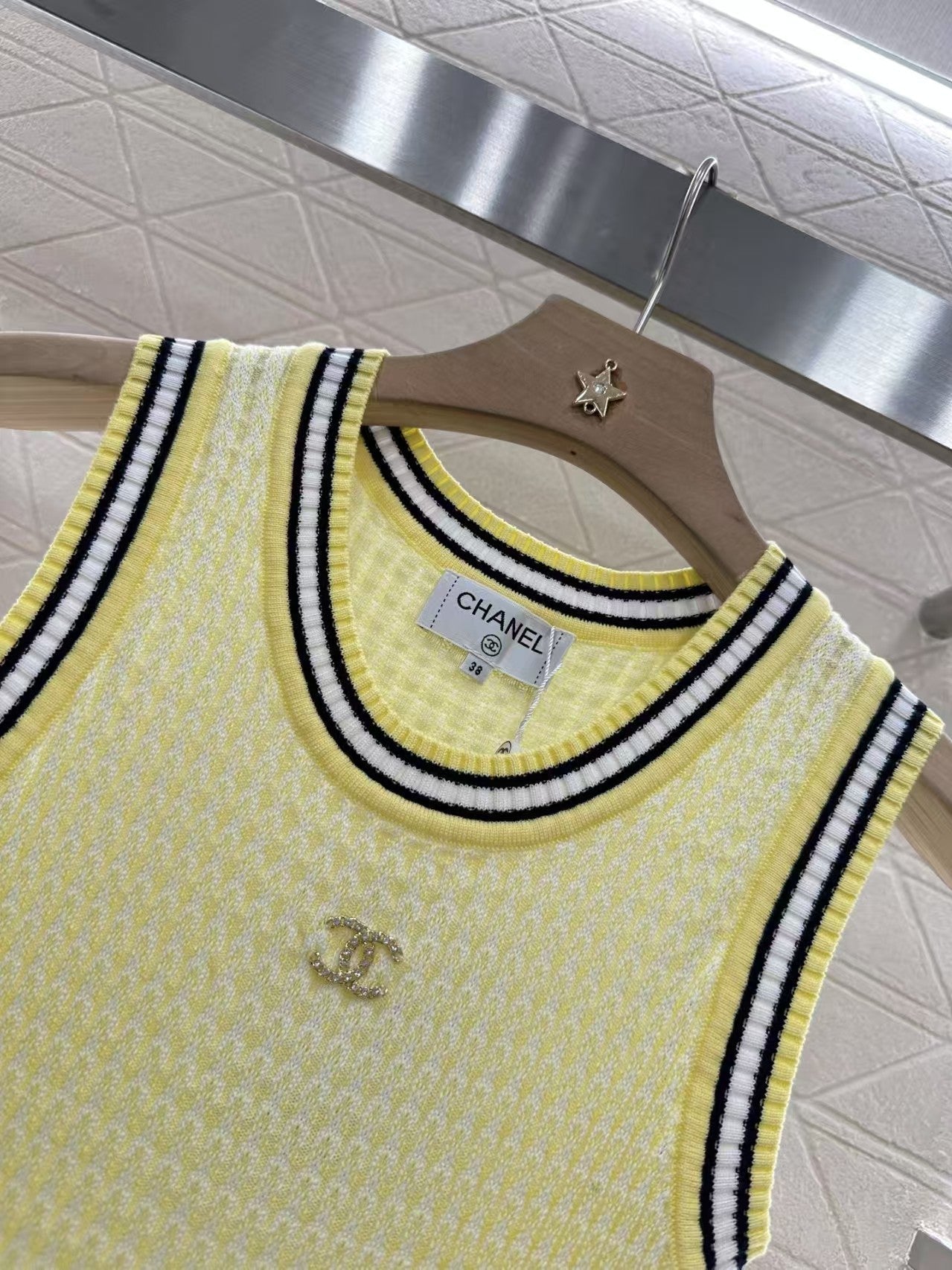 Strickweste mit Rundhalsausschnitt