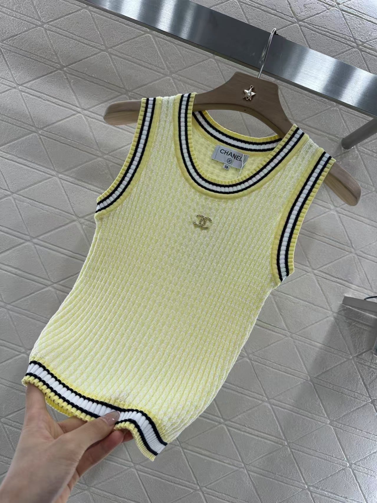 Strickweste mit Rundhalsausschnitt