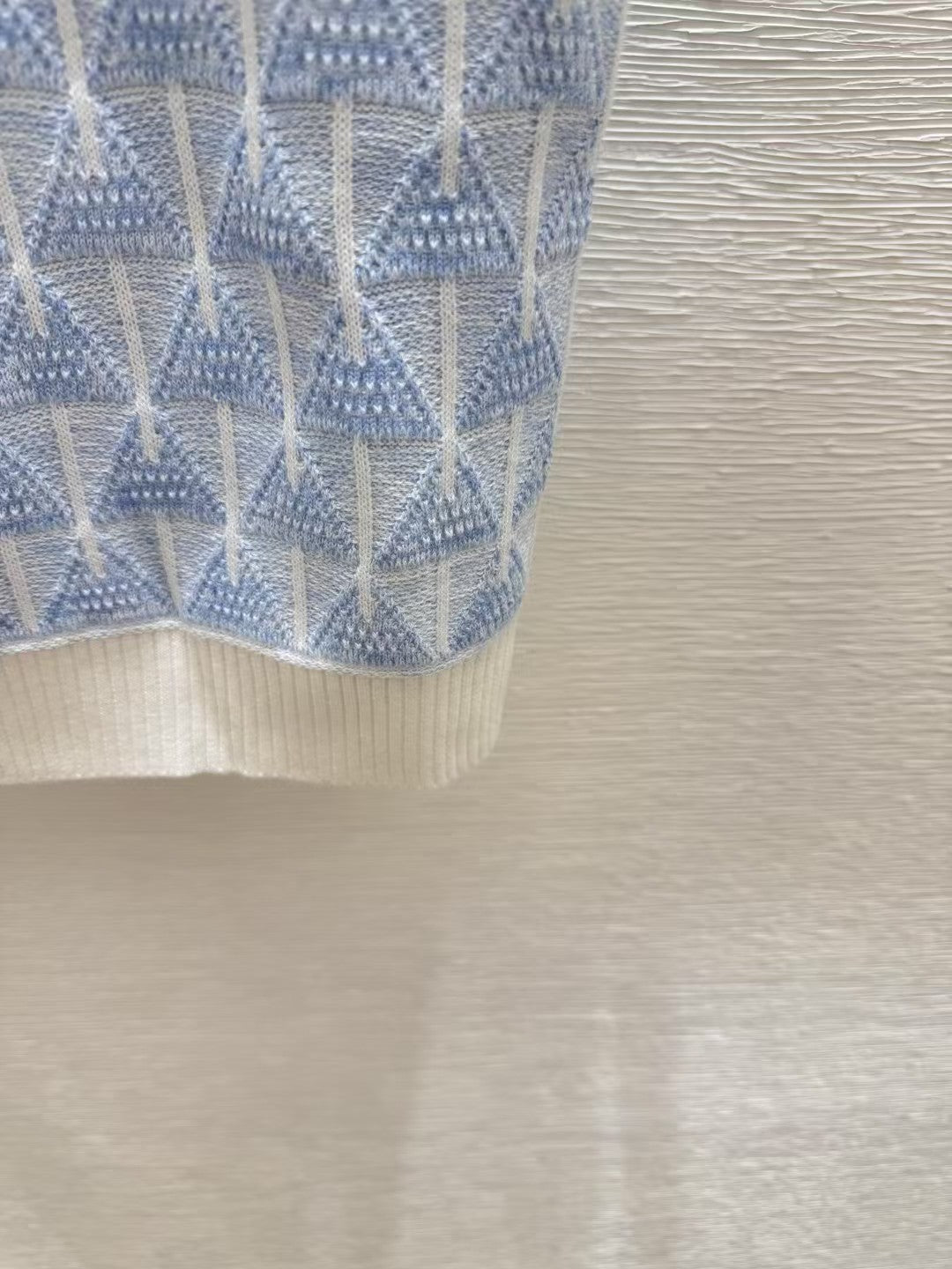 Col ras du cou, manches courtes en tricot perlé