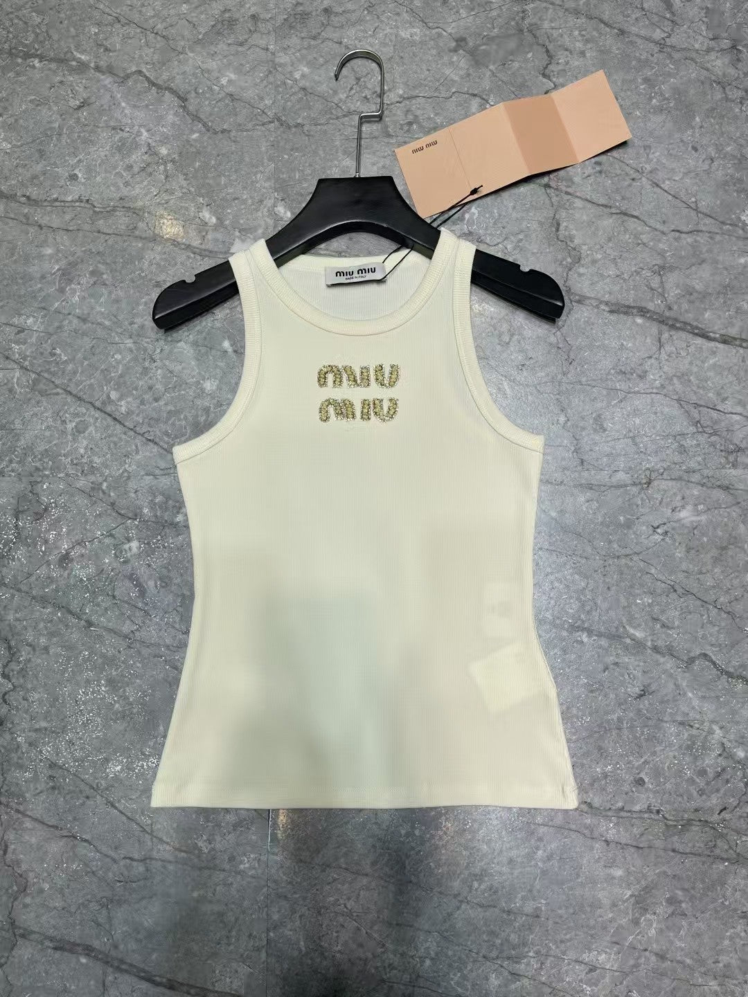 Gilet jaune avec lettrage en strass