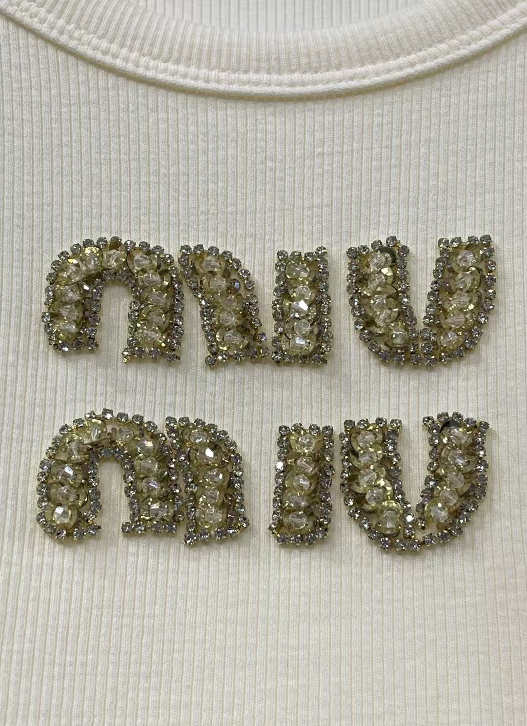 Gilet jaune avec lettrage en strass