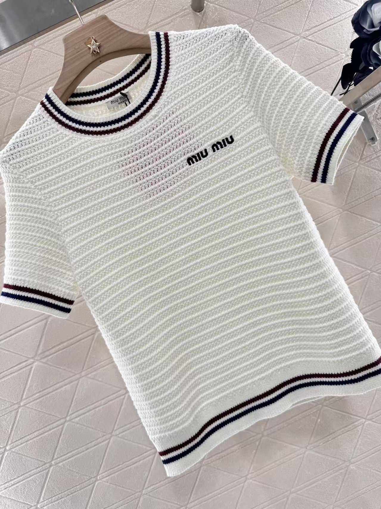 Hohlstrick-Rundhalsausschnitt, kurze Ärmel