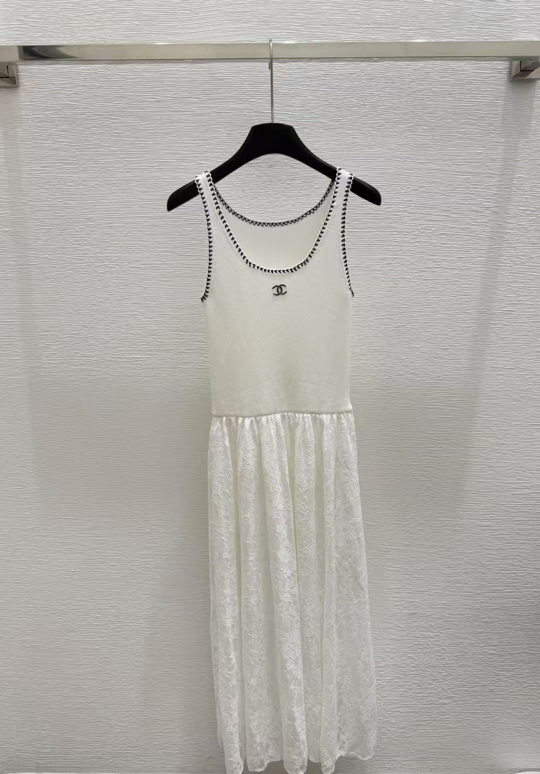 Neues Strickwestenkleid mit Rundhalsausschnitt