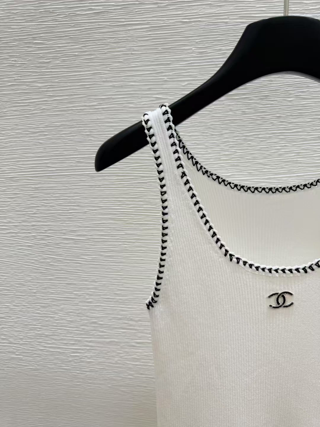 Neues Strickwestenkleid mit Rundhalsausschnitt