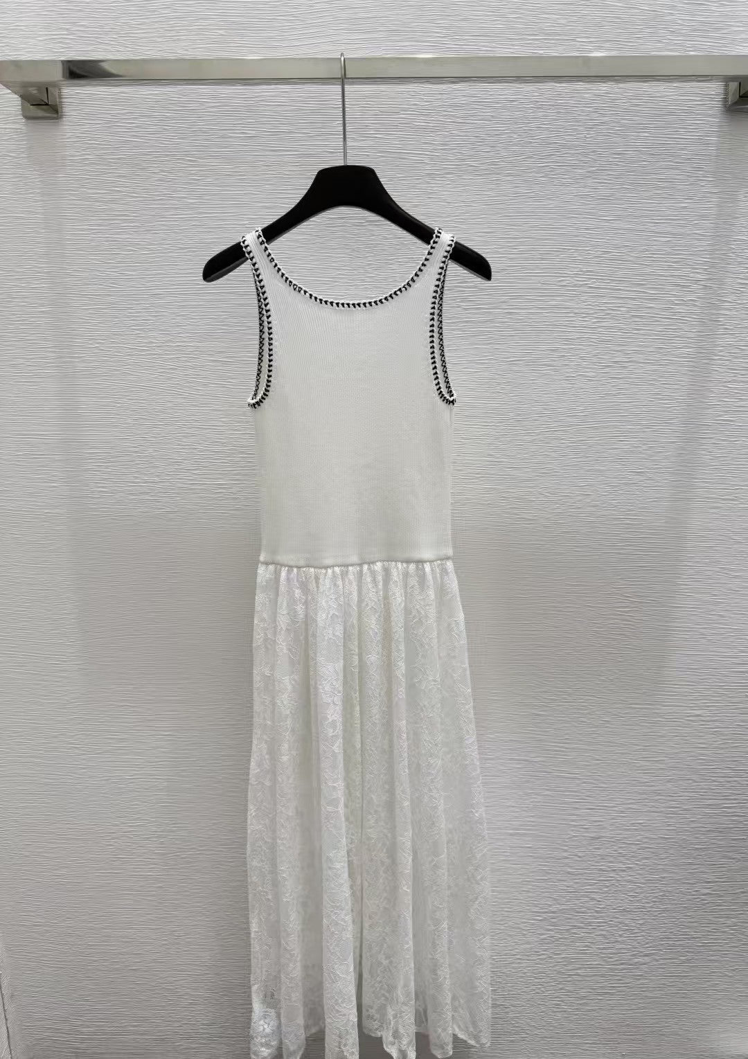 Neues Strickwestenkleid mit Rundhalsausschnitt