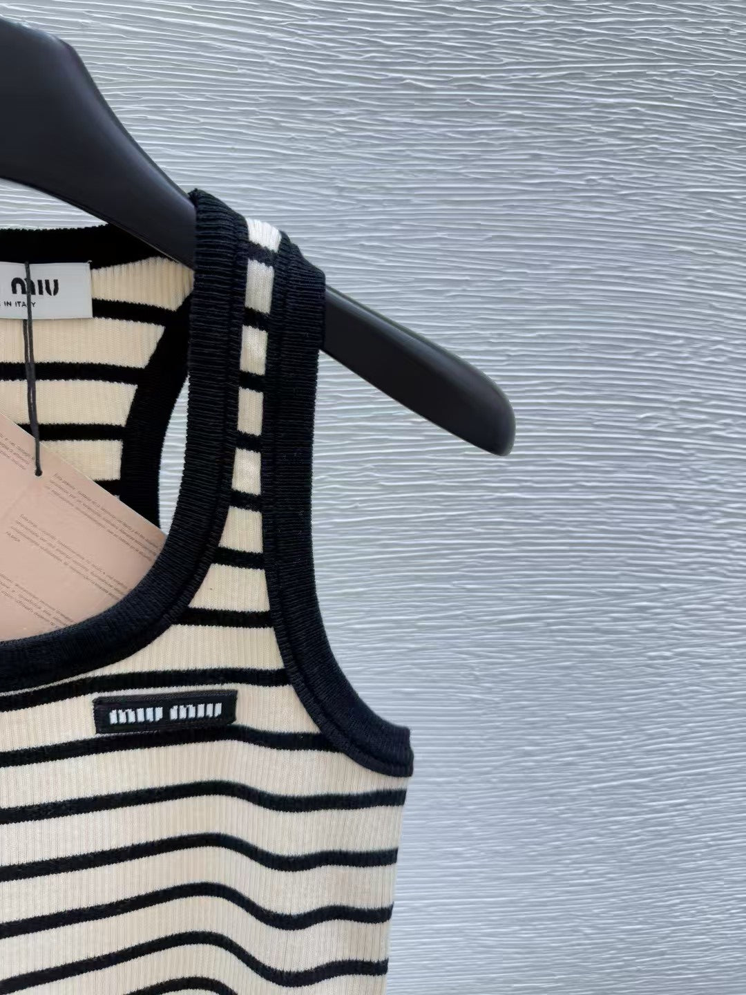 Gestreifte Strickweste mit Rundhalsausschnitt