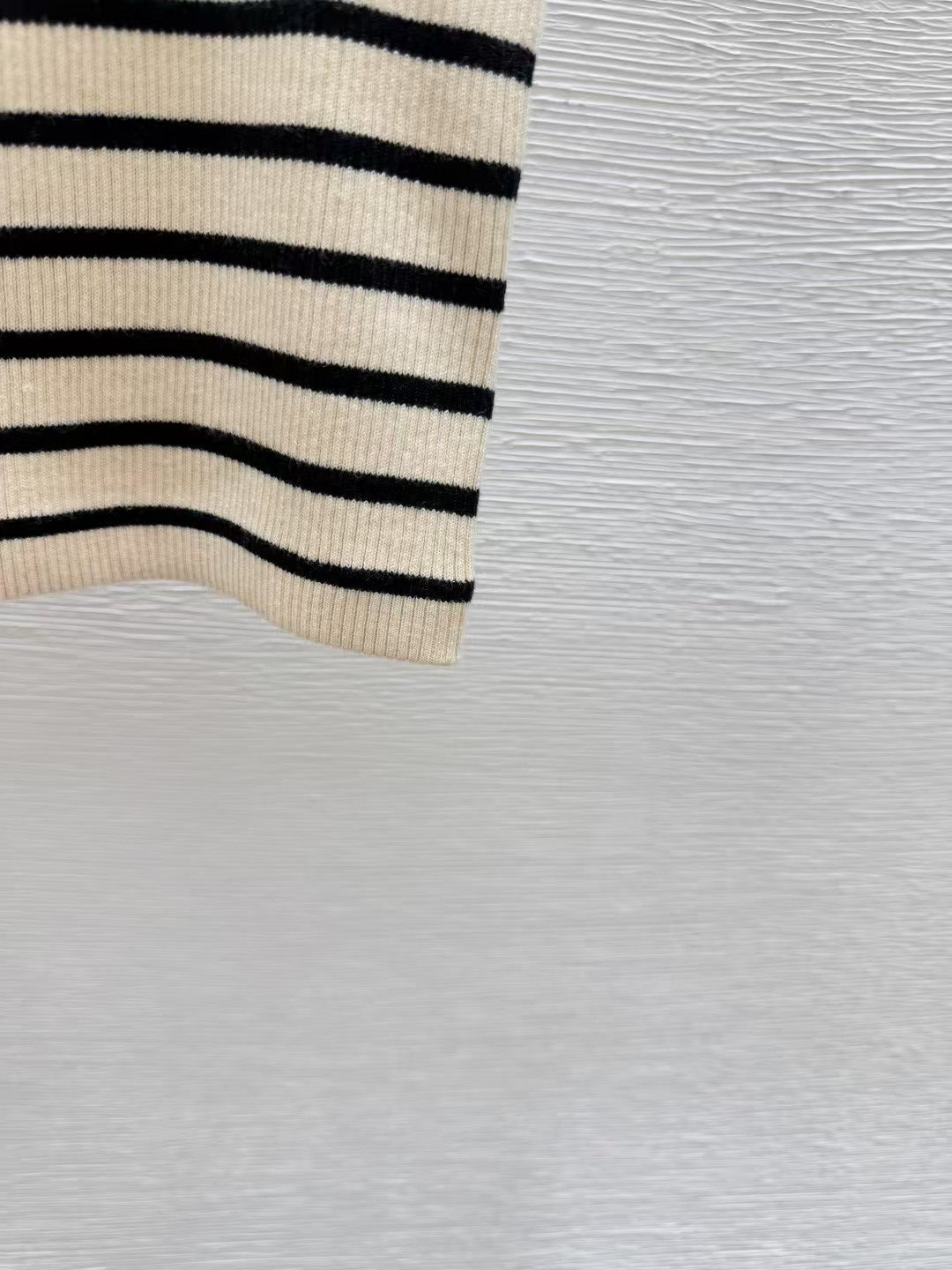 Gestreifte Strickweste mit Rundhalsausschnitt