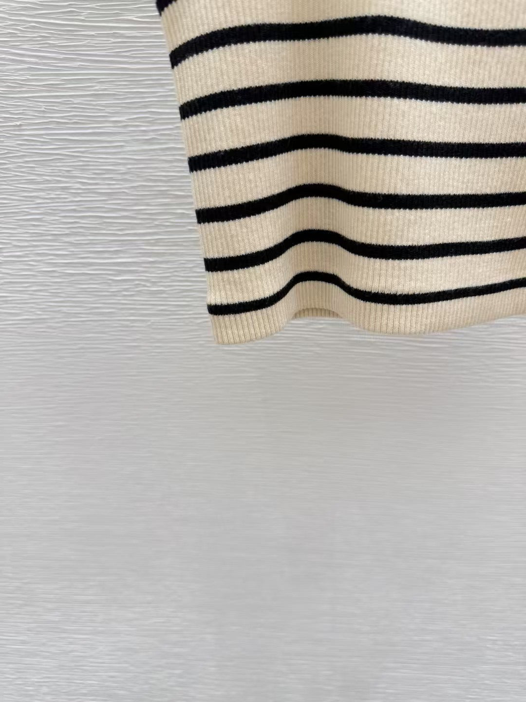 Gestreifte Strickweste mit Rundhalsausschnitt