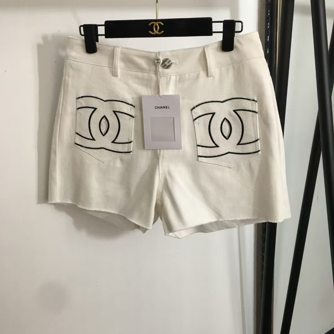 Short en jean à poches brodées