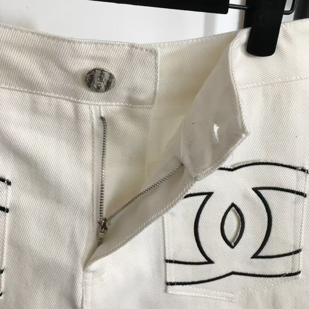 Short en jean à poches brodées