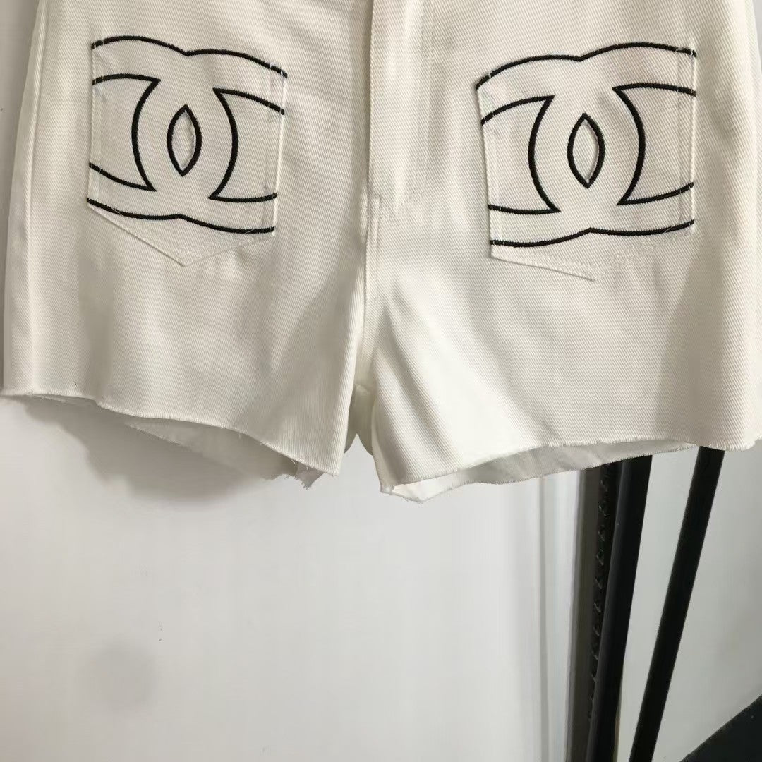 Short en jean à poches brodées