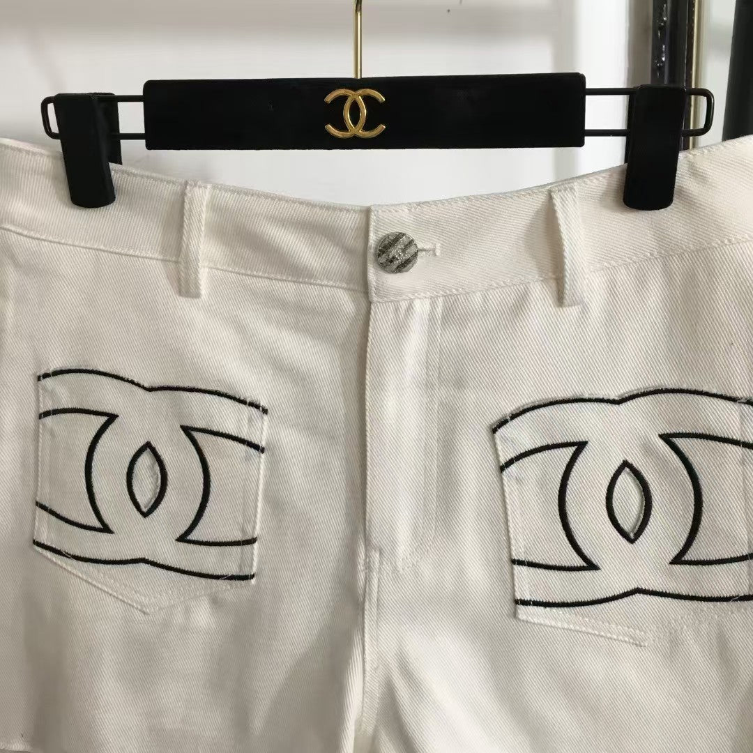 Short en jean à poches brodées