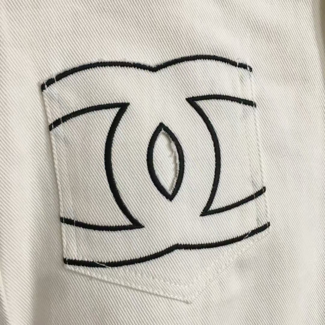 Short en jean à poches brodées