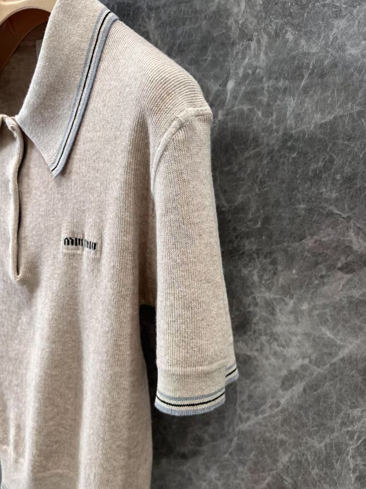 25 nouveautés printemps/été : pull à col polo et manches courtes avec micro-logo et lettres