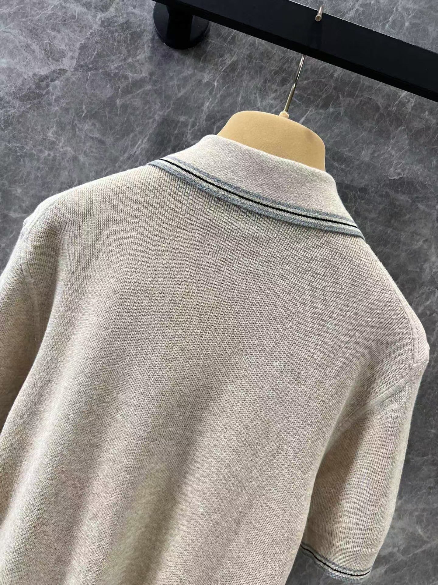 25 nouveautés printemps/été : pull à col polo et manches courtes avec micro-logo et lettres