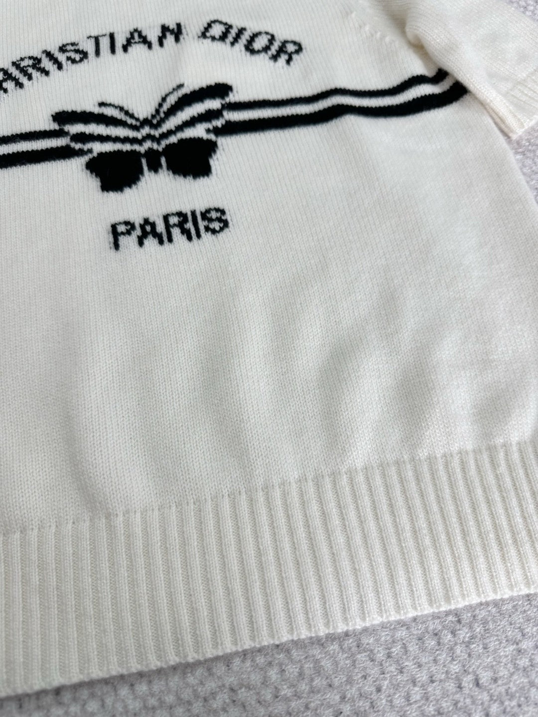 Gestricktes Kurzarmhemd mit Schmetterlingsmuster