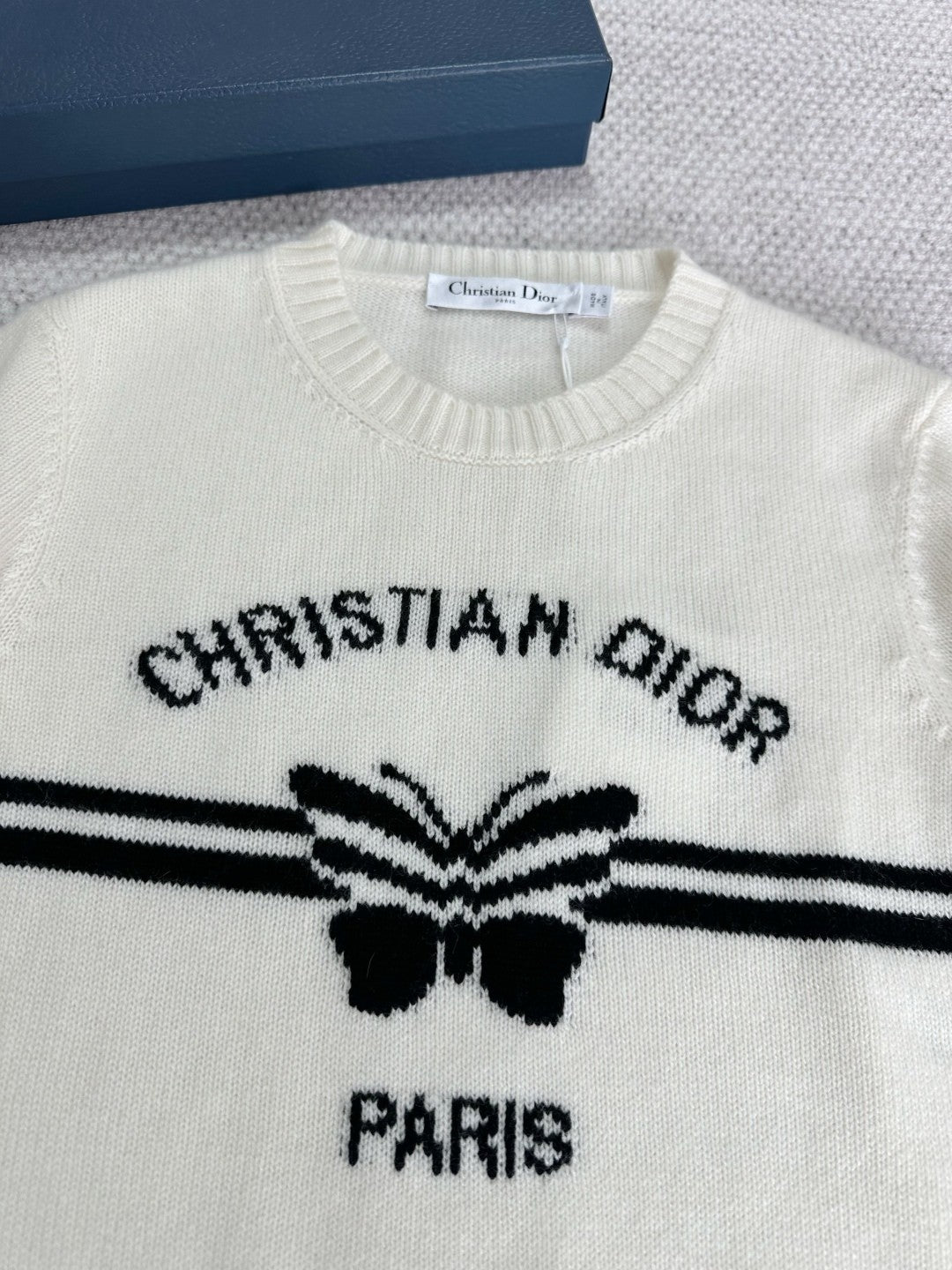 Gestricktes Kurzarmhemd mit Schmetterlingsmuster