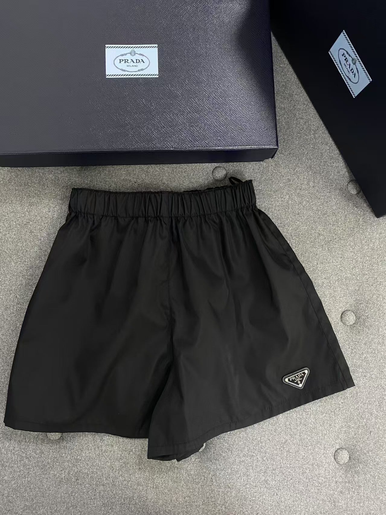 Short en nylon recyclé 𝗡𝘆𝗹𝗼𝗻 pour femme 𝗣𝗿𝗮𝗱𝗮 𝗥𝗲 𝗡𝘆𝗹𝗼𝗻 🖤