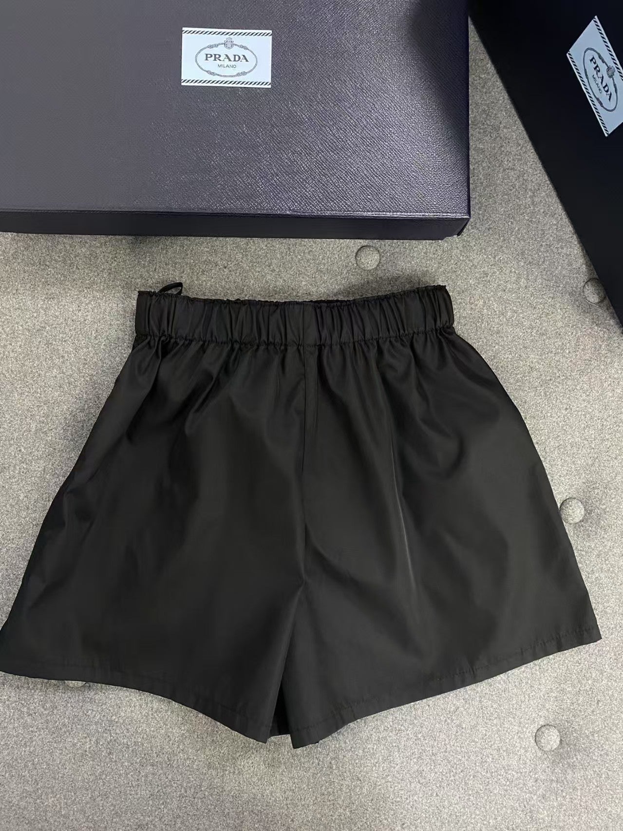 Short en nylon recyclé 𝗡𝘆𝗹𝗼𝗻 pour femme 𝗣𝗿𝗮𝗱𝗮 𝗥𝗲 𝗡𝘆𝗹𝗼𝗻 🖤