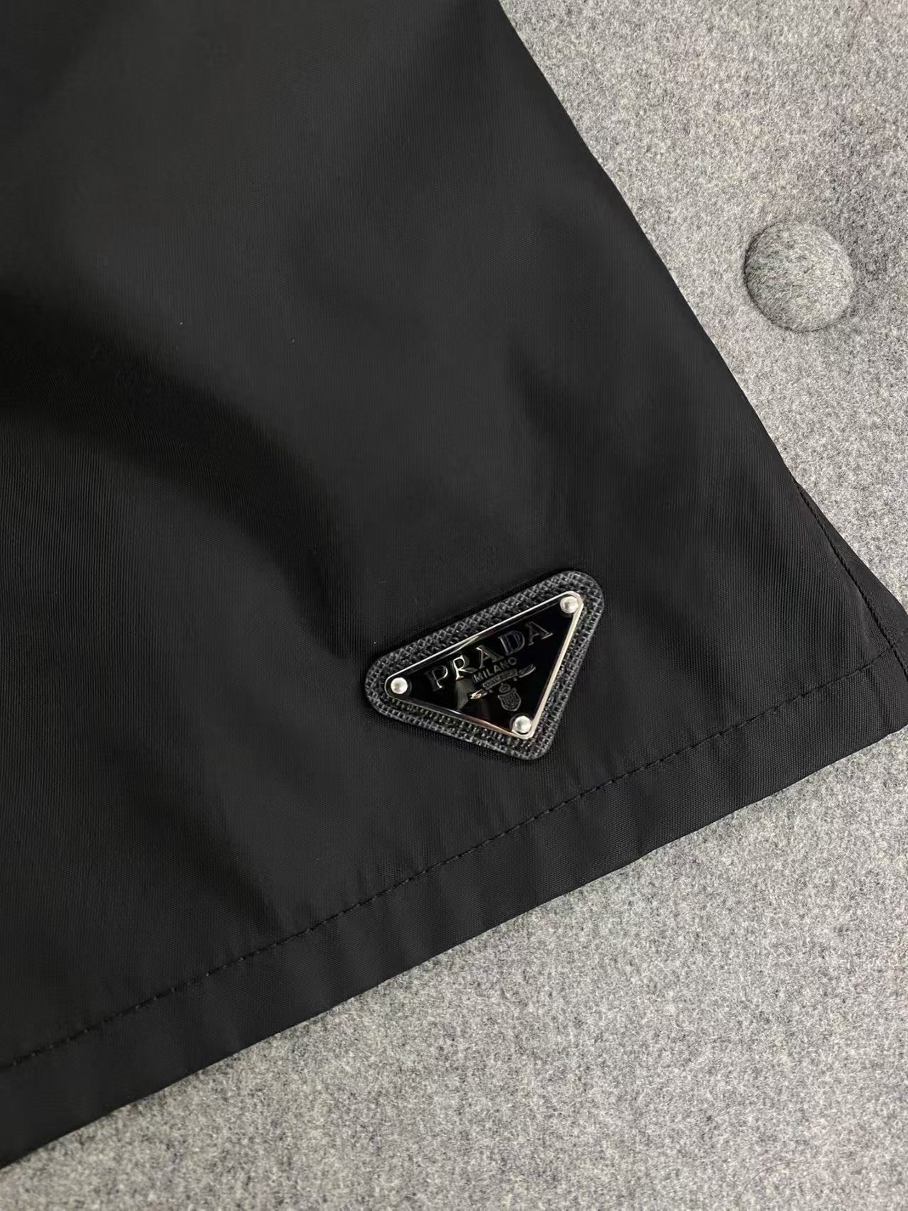 Short en nylon recyclé 𝗡𝘆𝗹𝗼𝗻 pour femme 𝗣𝗿𝗮𝗱𝗮 𝗥𝗲 𝗡𝘆𝗹𝗼𝗻 🖤