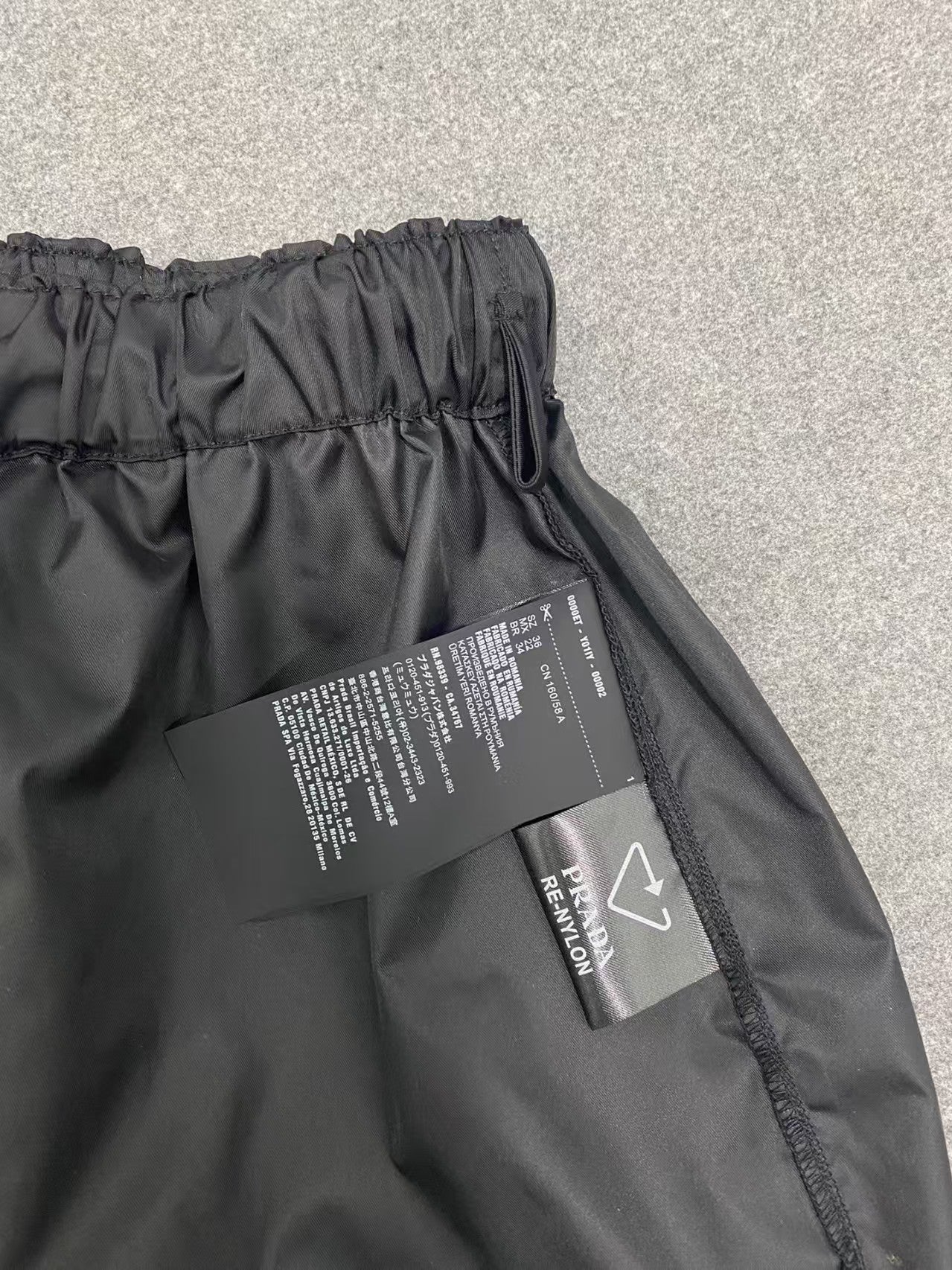 Short en nylon recyclé 𝗡𝘆𝗹𝗼𝗻 pour femme 𝗣𝗿𝗮𝗱𝗮 𝗥𝗲 𝗡𝘆𝗹𝗼𝗻 🖤