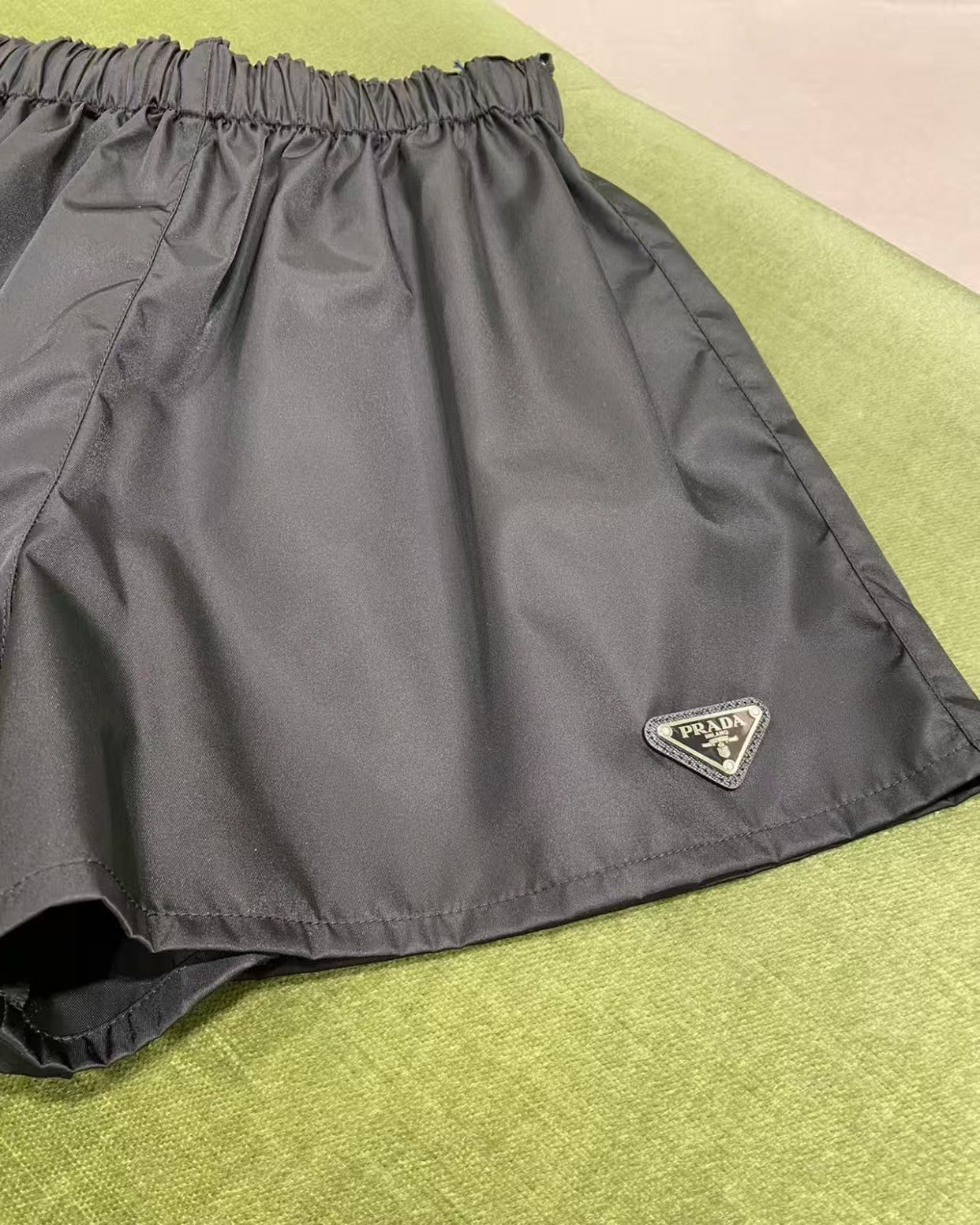 Short en nylon recyclé 𝗡𝘆𝗹𝗼𝗻 pour femme 𝗣𝗿𝗮𝗱𝗮 𝗥𝗲 𝗡𝘆𝗹𝗼𝗻 🖤