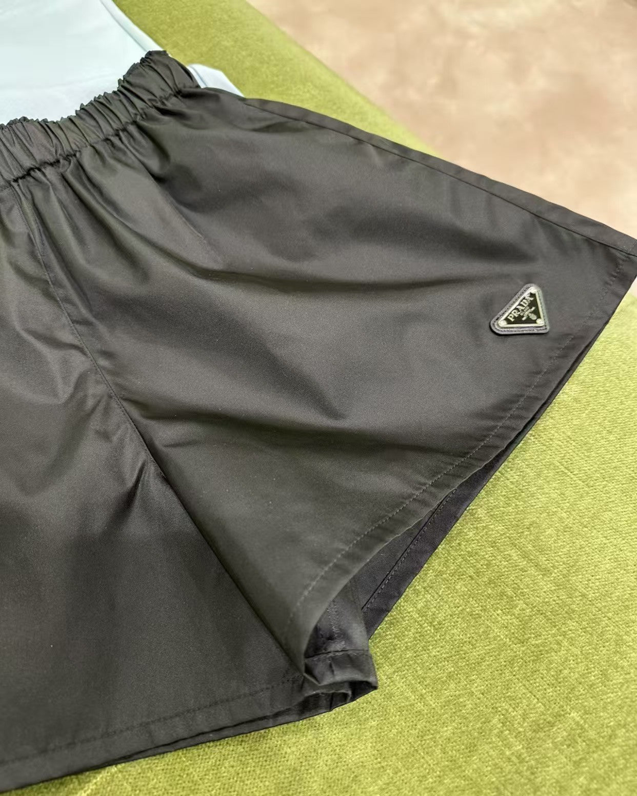 Short en nylon recyclé 𝗡𝘆𝗹𝗼𝗻 pour femme 𝗣𝗿𝗮𝗱𝗮 𝗥𝗲 𝗡𝘆𝗹𝗼𝗻 🖤