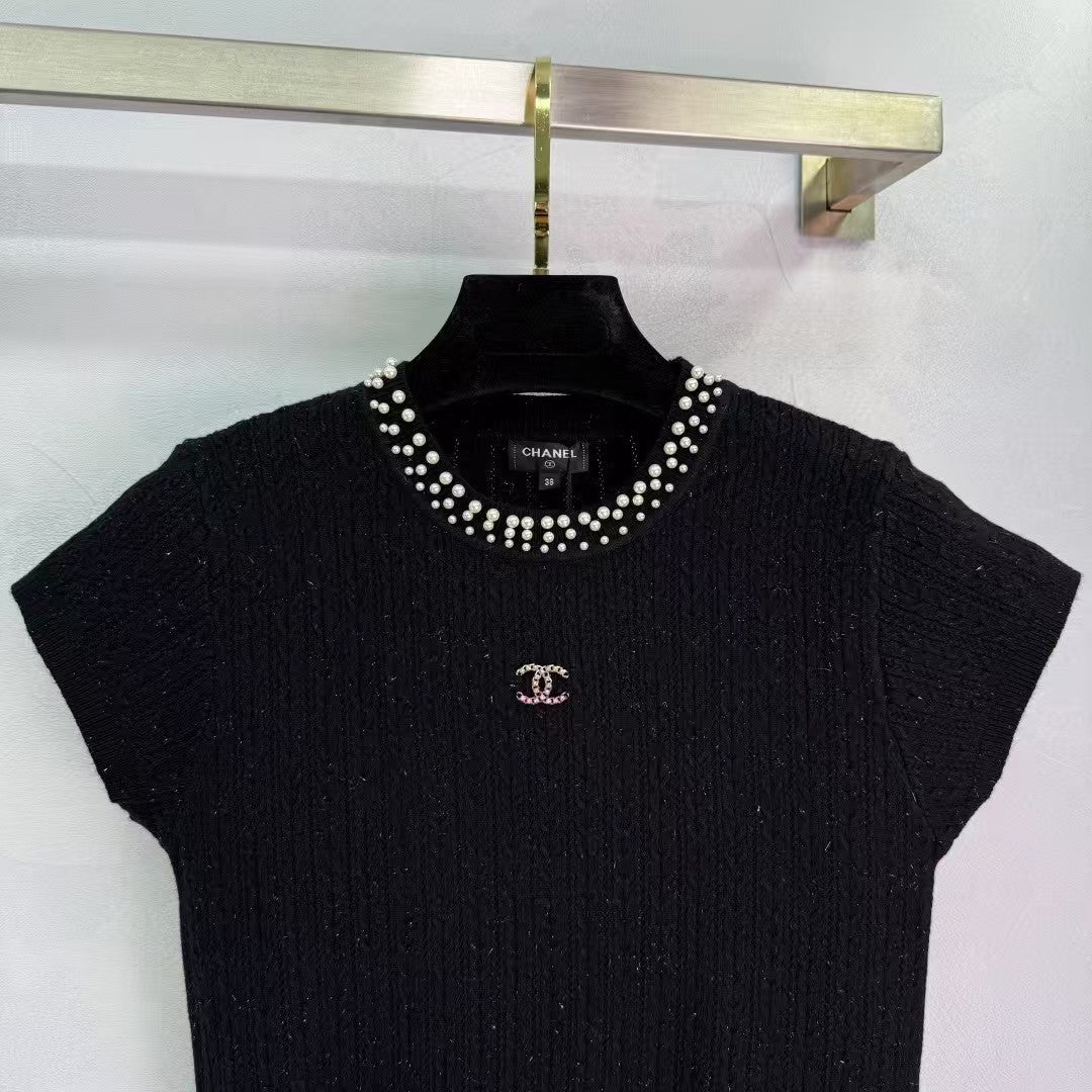 Nouveautés 2025 : pull col rond en perles tricoté à manches courtes