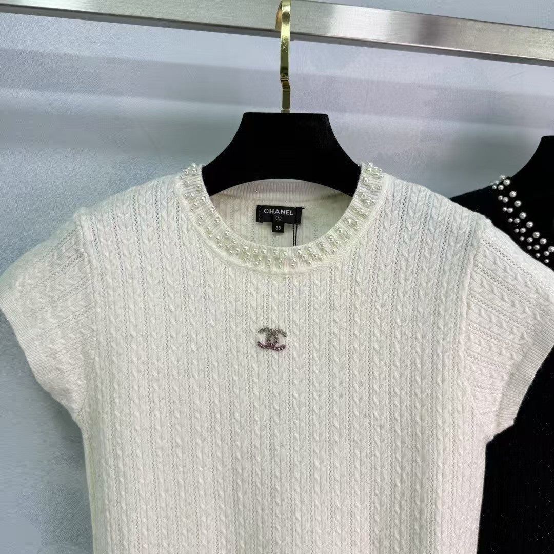 Nouveautés 2025 : pull col rond en perles tricoté à manches courtes