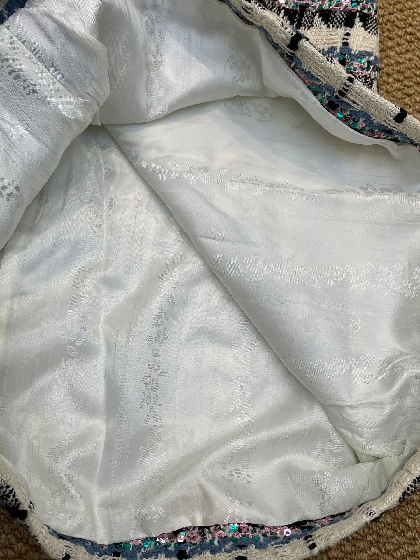 Robe droite en tweed avec nœud et accents de cristal 