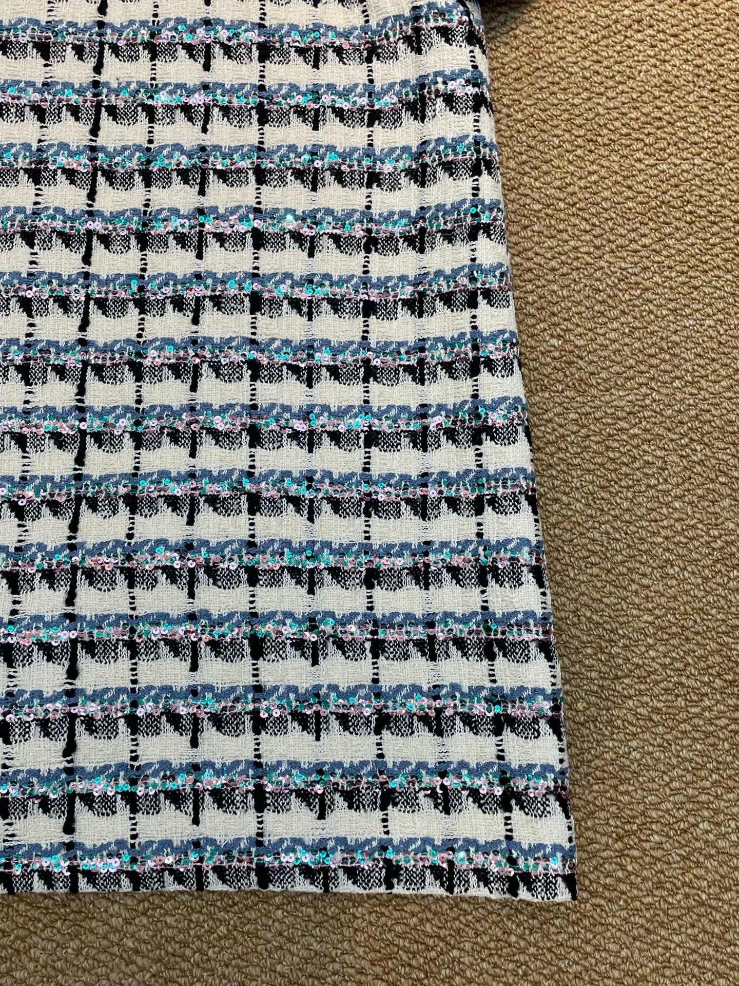 Robe droite en tweed avec nœud et accents de cristal 